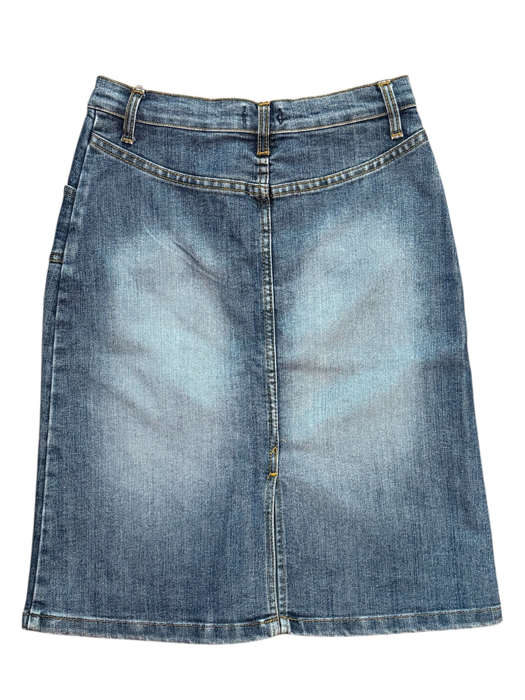 Mazette Vintage Club vous propose une jupe en jean vintage mi-longue. Cette jupe en taille 38 est une pièce intemporel qui traverse toutes les saisons.
Mazette est une friperie basée sur Paris et Bordeaux qui vous propose une séléction Y2K et de vintage intemporel. Cette pièce est disponible exclusivement sur le site internet www.mazettevintageclub.com à l’occasion du premier drop internet de la boutique. 