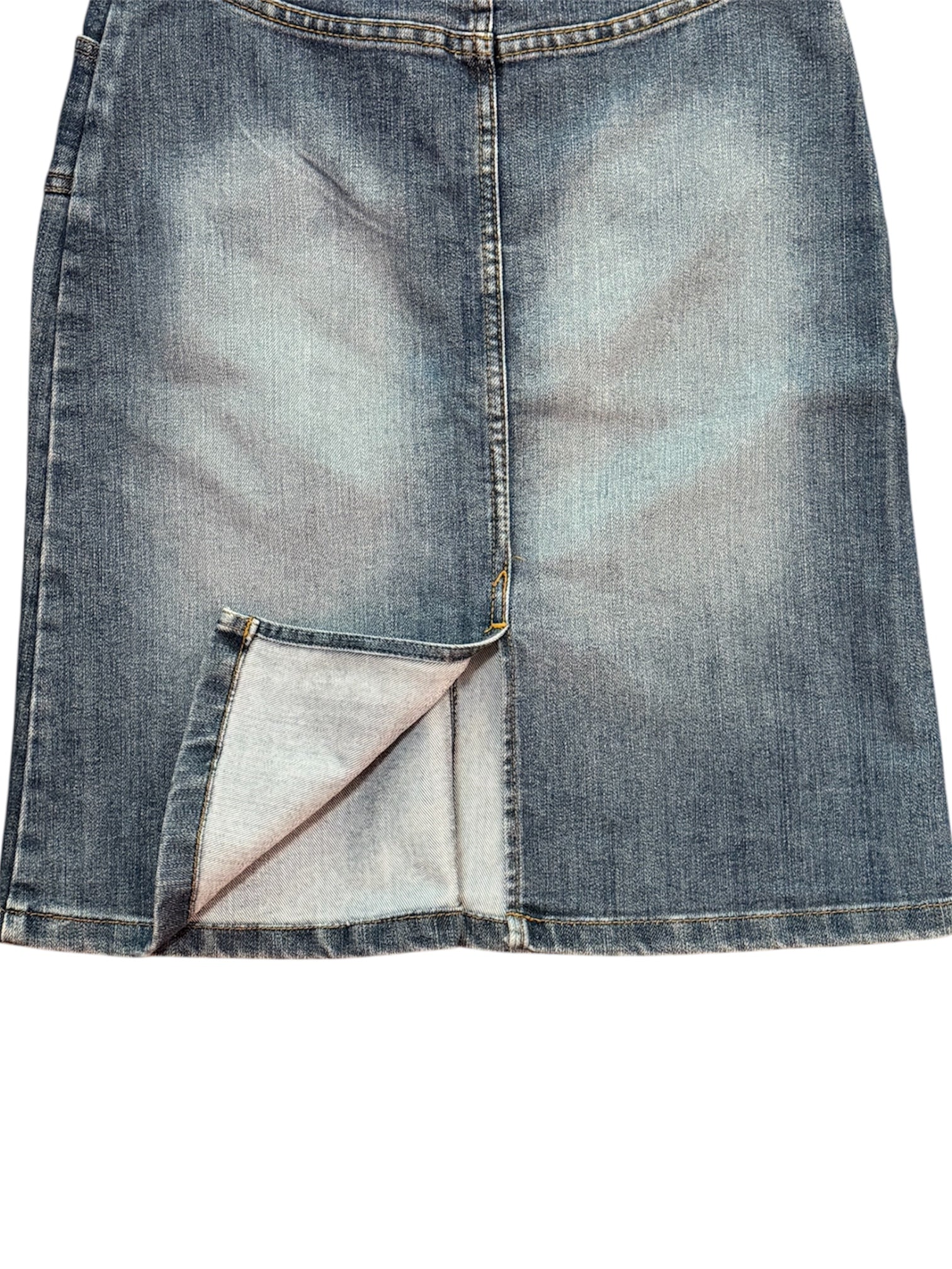 Mazette Vintage Club vous propose une jupe en jean vintage mi-longue. Cette jupe en taille 38 est une pièce intemporel qui traverse toutes les saisons.
Mazette est une friperie basée sur Paris et Bordeaux qui vous propose une séléction Y2K et de vintage intemporel. Cette pièce est disponible exclusivement sur le site internet www.mazettevintageclub.com à l’occasion du premier drop internet de la boutique. 