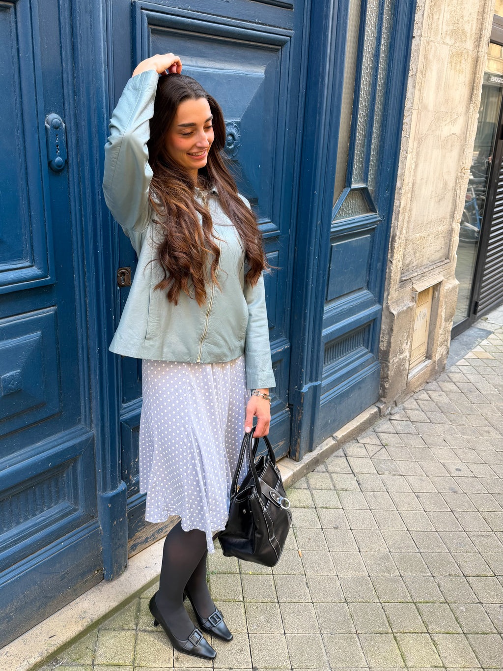 Mazette Vintage Club vous propose une jupe grise à pois blanc polka dots et Made In France. La jupe a été séléctionné pour son potentiel dans un dressing premium. 
Mazette est une friperie basée sur Paris et Bordeaux qui vous propose une séléction Y2K et de vintage intemporel. Cette pièce est disponible exclusivement sur le site internet www.mazettevintageclub.com à l’occasion du premier drop internet de la boutique.