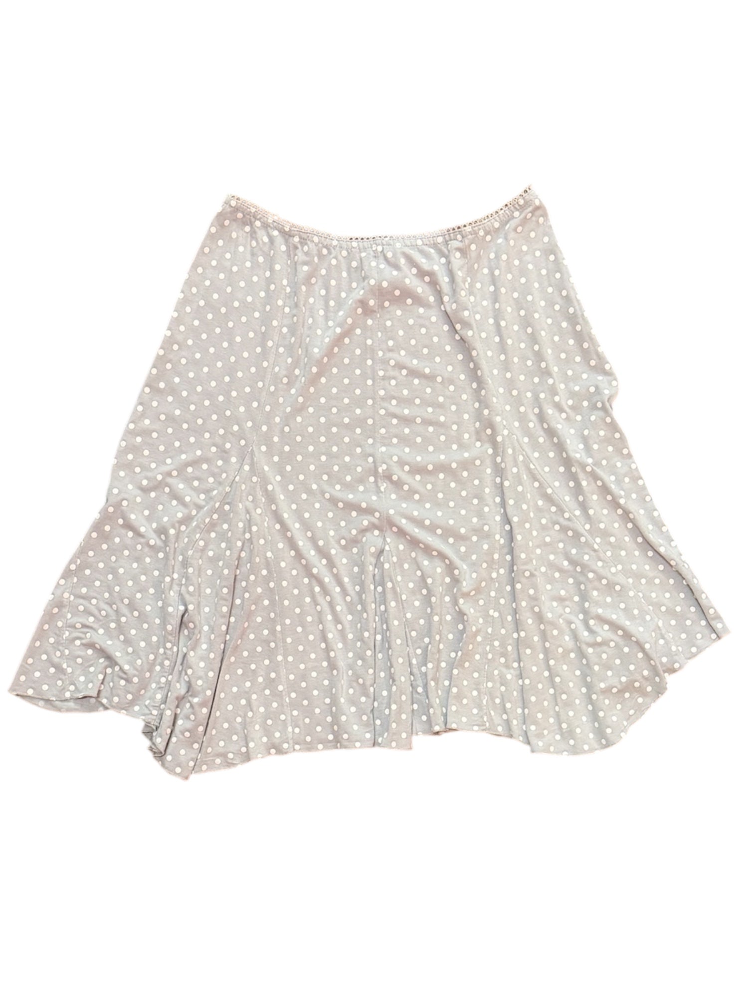 Mazette Vintage Club vous propose une jupe grise à pois blanc polka dots et Made In France. La jupe a été séléctionné pour son potentiel dans un dressing premium. 
Mazette est une friperie basée sur Paris et Bordeaux qui vous propose une séléction Y2K et de vintage intemporel. Cette pièce est disponible exclusivement sur le site internet www.mazettevintageclub.com à l’occasion du premier drop internet de la boutique.