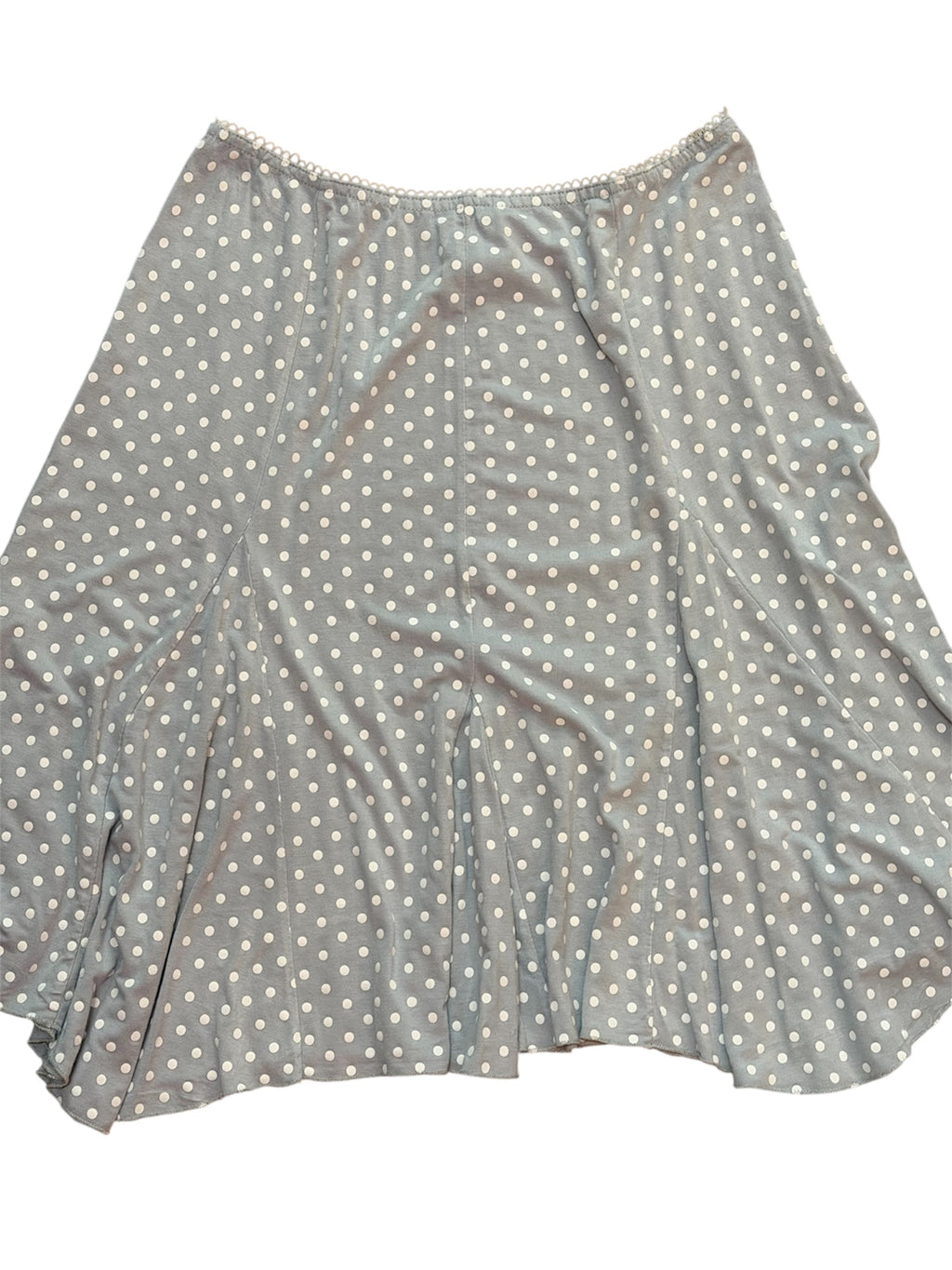 Mazette Vintage Club vous propose une jupe grise à pois blanc polka dots et Made In France. La jupe a été séléctionné pour son potentiel dans un dressing premium. 
Mazette est une friperie basée sur Paris et Bordeaux qui vous propose une séléction Y2K et de vintage intemporel. Cette pièce est disponible exclusivement sur le site internet www.mazettevintageclub.com à l’occasion du premier drop internet de la boutique.