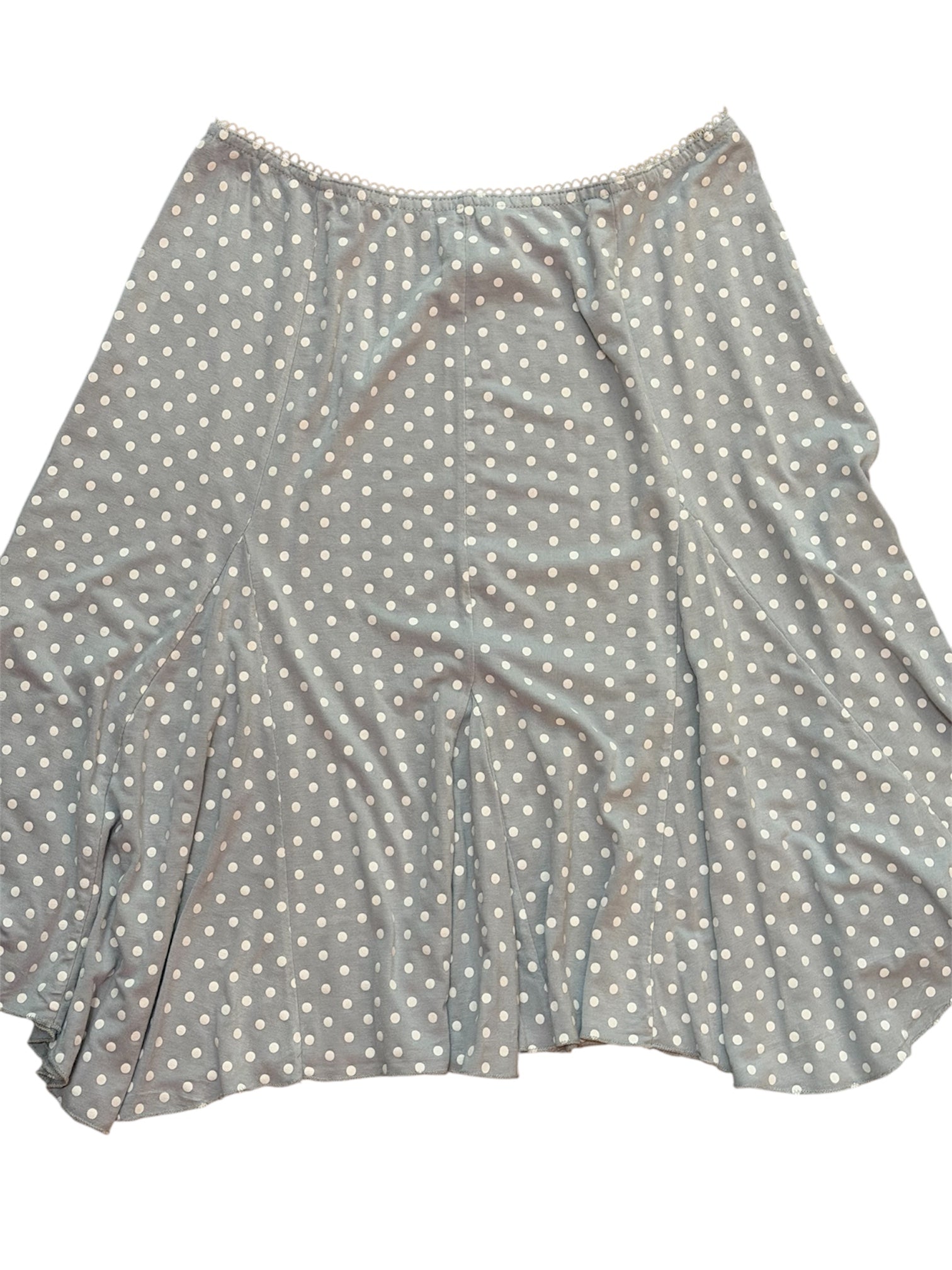 Mazette Vintage Club vous propose une jupe grise à pois blanc polka dots et Made In France. La jupe a été séléctionné pour son potentiel dans un dressing premium. 
Mazette est une friperie basée sur Paris et Bordeaux qui vous propose une séléction Y2K et de vintage intemporel. Cette pièce est disponible exclusivement sur le site internet www.mazettevintageclub.com à l’occasion du premier drop internet de la boutique.