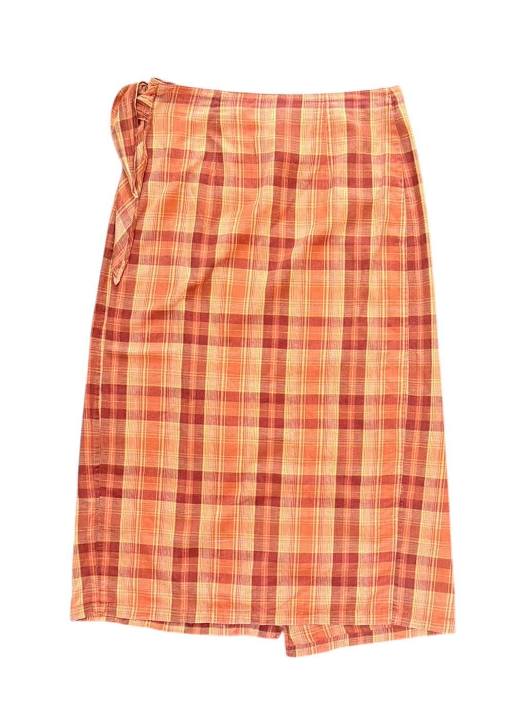 Mazette Vintage Club vous propose une jupe portefeuille à carreaux longue. La jupe a été séléctionné pour son potentiel dans un dressing premium. 
Mazette est une friperie basée sur Paris et Bordeaux qui vous propose une séléction Y2K et de vintage intemporel. Cette pièce est disponible exclusivement sur le site internet www.mazettevintageclub.com à l’occasion du premier drop internet de la boutique.