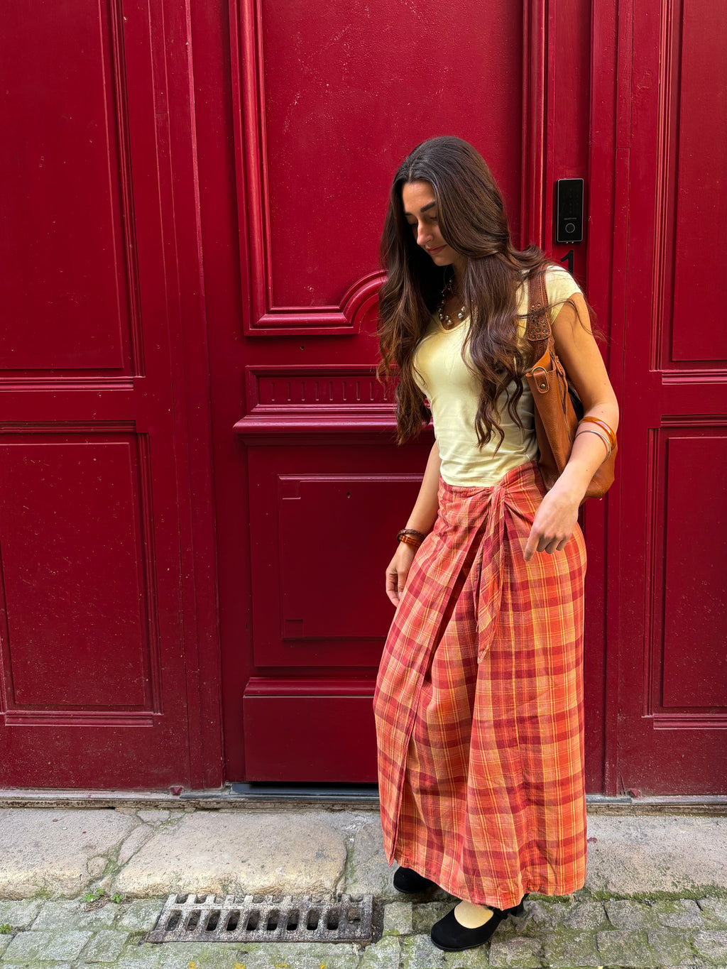 Mazette Vintage Club vous propose une jupe portefeuille à carreaux longue. La jupe a été séléctionné pour son potentiel dans un dressing premium. 
Mazette est une friperie basée sur Paris et Bordeaux qui vous propose une séléction Y2K et de vintage intemporel. Cette pièce est disponible exclusivement sur le site internet www.mazettevintageclub.com à l’occasion du premier drop internet de la boutique.