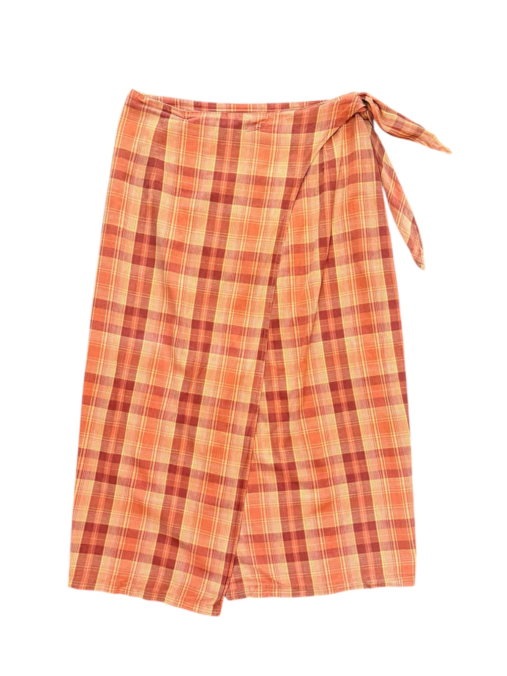 Mazette Vintage Club vous propose une jupe portefeuille à carreaux longue. La jupe a été séléctionné pour son potentiel dans un dressing premium. 
Mazette est une friperie basée sur Paris et Bordeaux qui vous propose une séléction Y2K et de vintage intemporel. Cette pièce est disponible exclusivement sur le site internet www.mazettevintageclub.com à l’occasion du premier drop internet de la boutique.