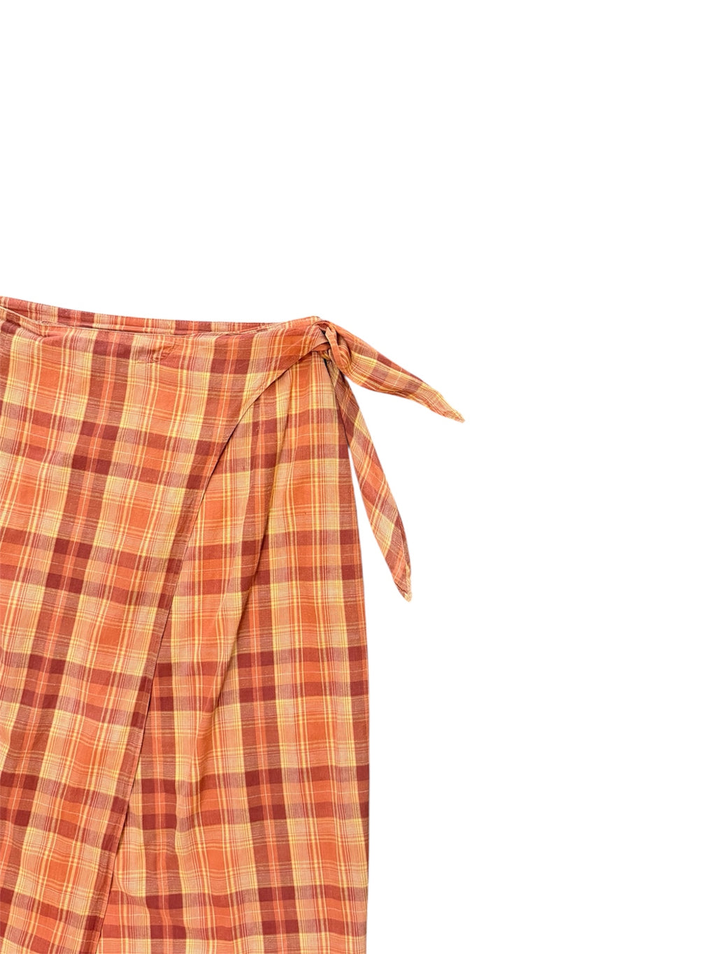 Mazette Vintage Club vous propose une jupe portefeuille à carreaux longue. La jupe a été séléctionné pour son potentiel dans un dressing premium. 
Mazette est une friperie basée sur Paris et Bordeaux qui vous propose une séléction Y2K et de vintage intemporel. Cette pièce est disponible exclusivement sur le site internet www.mazettevintageclub.com à l’occasion du premier drop internet de la boutique.