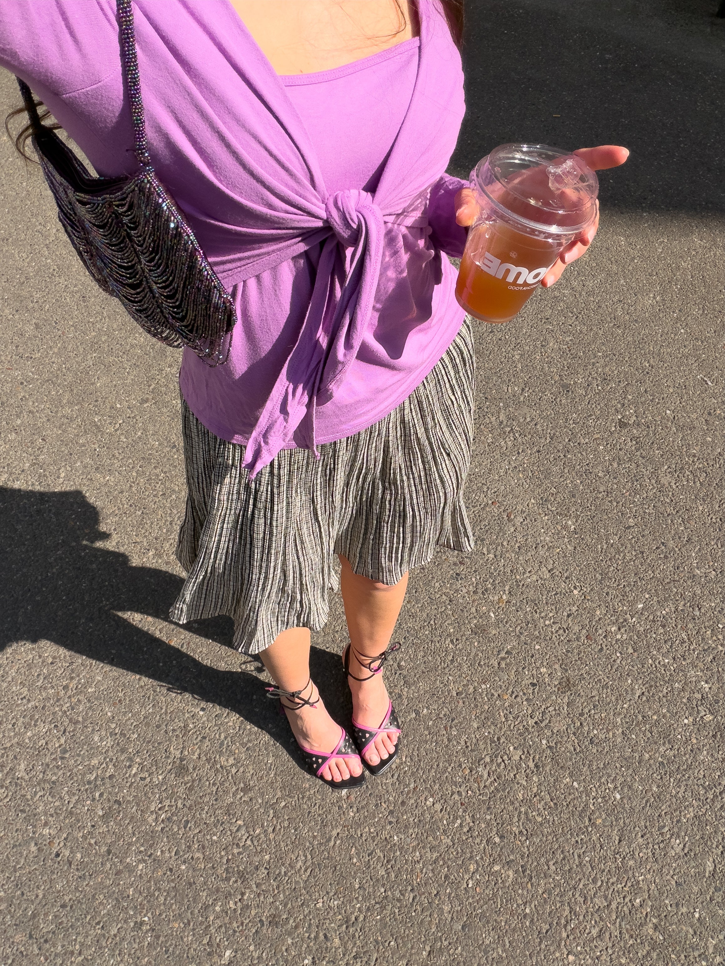 Mazette Vintage Club vous propose une jupe plisée à carreaux parfaite pour le printemps. Sa coupe intemporelle permet d’associer la pièce à de nombreuses autres. Jupe vintage séléctionné pour son potentiel dans un dressing premium
Mazette est une friperie basée sur Paris et Bordeaux qui vous propose une séléction Y2K et de vintage intemporel. Cette pièce est disponible exclusivement sur le site internet www.mazettevintageclub.com à l’occasion du premier drop internet de la boutique.