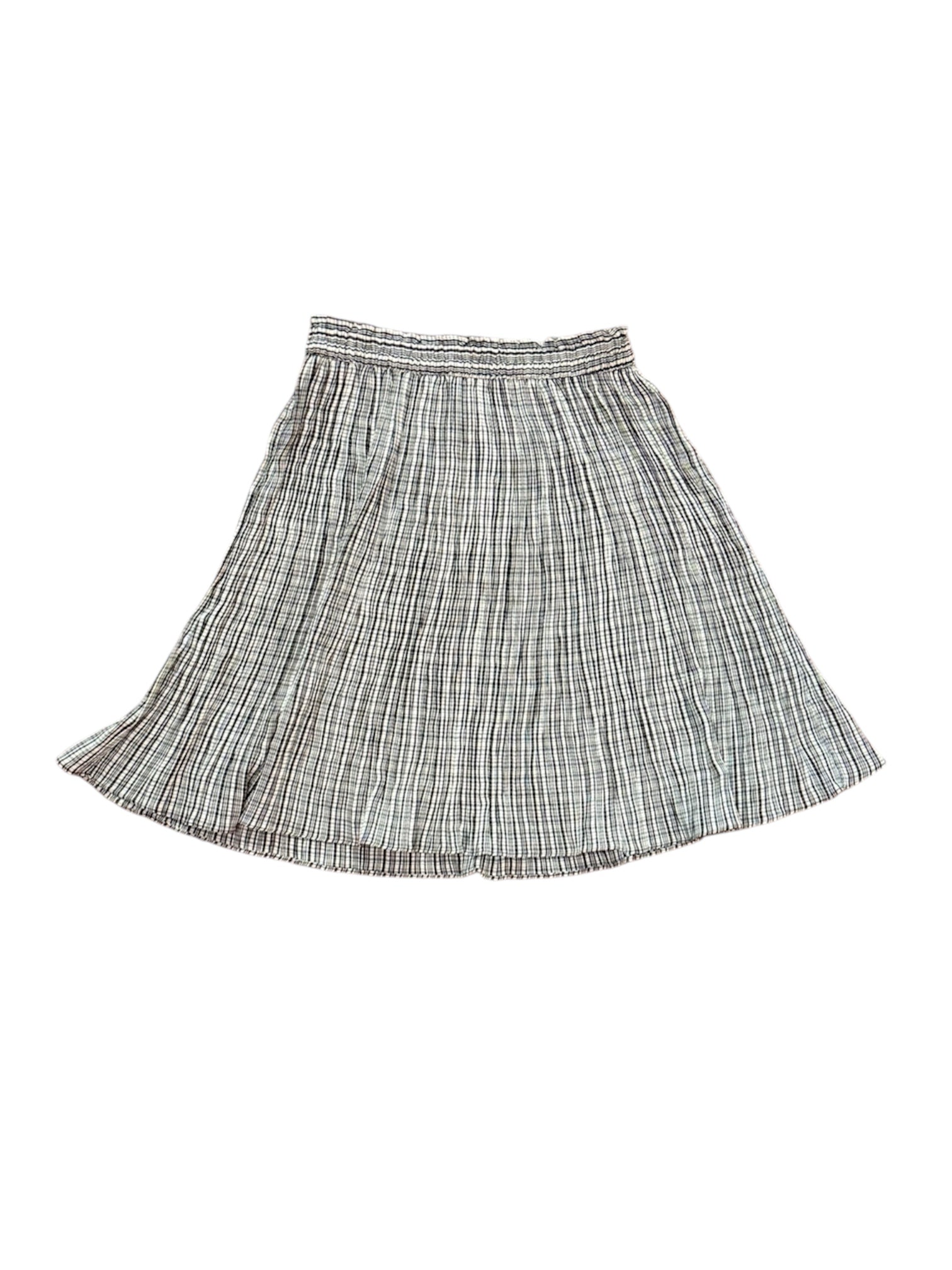 Mazette Vintage Club vous propose une jupe plisée à carreaux parfaite pour le printemps. Sa coupe intemporelle permet d’associer la pièce à de nombreuses autres. Jupe vintage séléctionné pour son potentiel dans un dressing premium
Mazette est une friperie basée sur Paris et Bordeaux qui vous propose une séléction Y2K et de vintage intemporel. Cette pièce est disponible exclusivement sur le site internet www.mazettevintageclub.com à l’occasion du premier drop internet de la boutique.