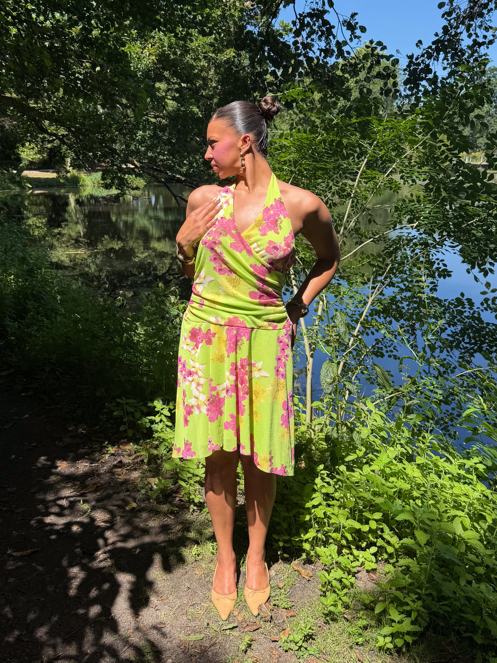 Mazette Vintage Club vous propose cette robe verte dos nu. Cette robe en taille 38/40 est une pièce parfaite pour la saison des mariages, anniversaires et cérémonies.
Mazette est une friperie basée sur Paris et Bordeaux qui vous propose une sélection Y2K et de vintage intemporel. Cette pièce est disponible exclusivement sur le site internet www.mazettevintageclub.com à l’occasion du second drop internet de la boutique.