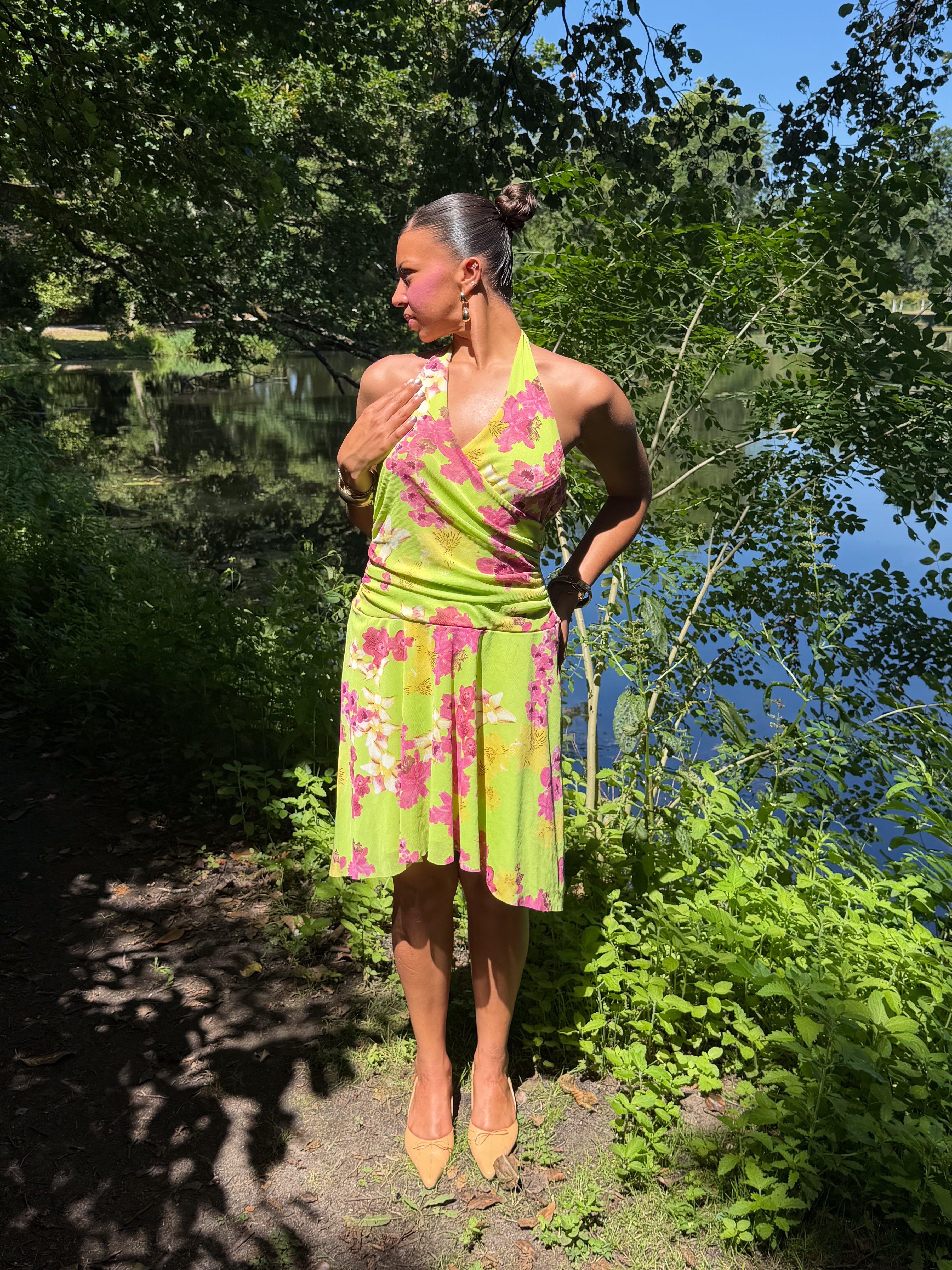 Mazette Vintage Club vous propose cette robe verte dos nu. Cette robe en taille 38/40 est une pièce parfaite pour la saison des mariages, anniversaires et cérémonies.
Mazette est une friperie basée sur Paris et Bordeaux qui vous propose une sélection Y2K et de vintage intemporel. Cette pièce est disponible exclusivement sur le site internet www.mazettevintageclub.com à l’occasion du second drop internet de la boutique.