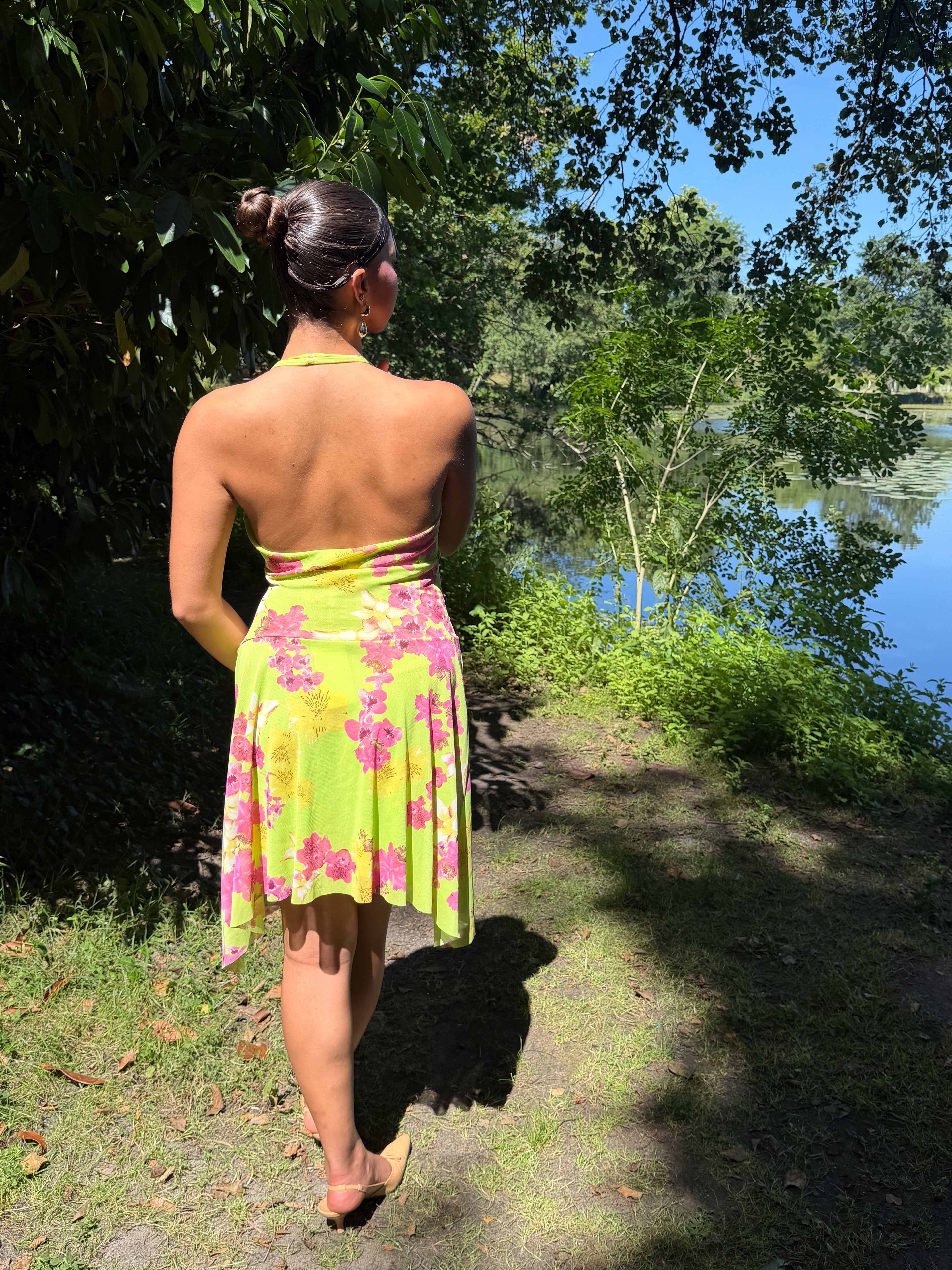 Mazette Vintage Club vous propose cette robe verte dos nu. Cette robe en taille 38/40 est une pièce parfaite pour la saison des mariages, anniversaires et cérémonies.
Mazette est une friperie basée sur Paris et Bordeaux qui vous propose une sélection Y2K et de vintage intemporel. Cette pièce est disponible exclusivement sur le site internet www.mazettevintageclub.com à l’occasion du second drop internet de la boutique.