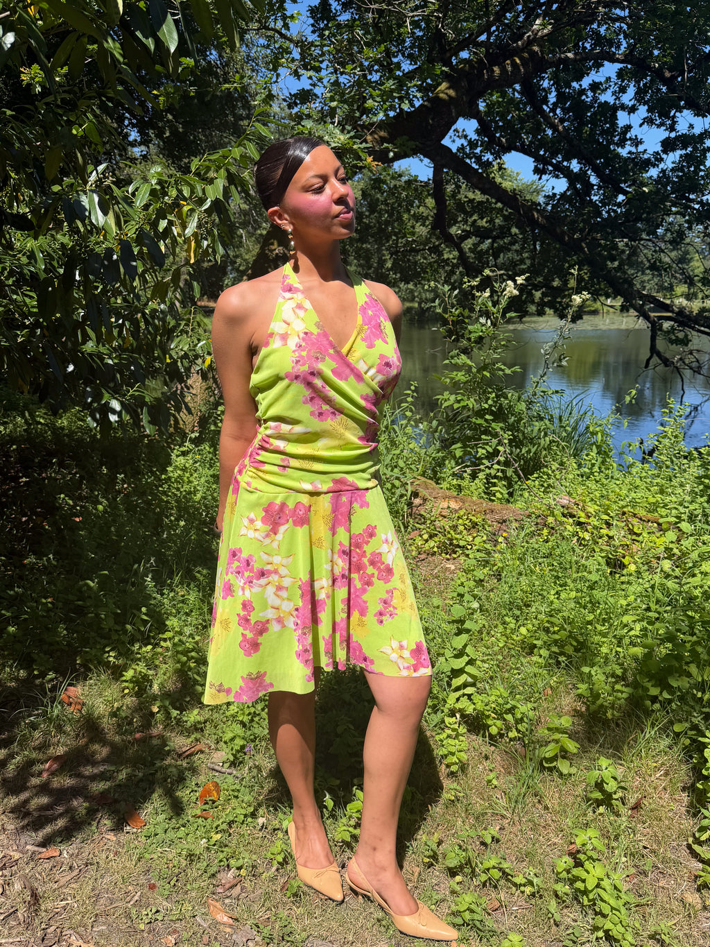 Mazette Vintage Club vous propose cette robe verte dos nu. Cette robe en taille 38/40 est une pièce parfaite pour la saison des mariages, anniversaires et cérémonies.
Mazette est une friperie basée sur Paris et Bordeaux qui vous propose une sélection Y2K et de vintage intemporel. Cette pièce est disponible exclusivement sur le site internet www.mazettevintageclub.com à l’occasion du second drop internet de la boutique.
