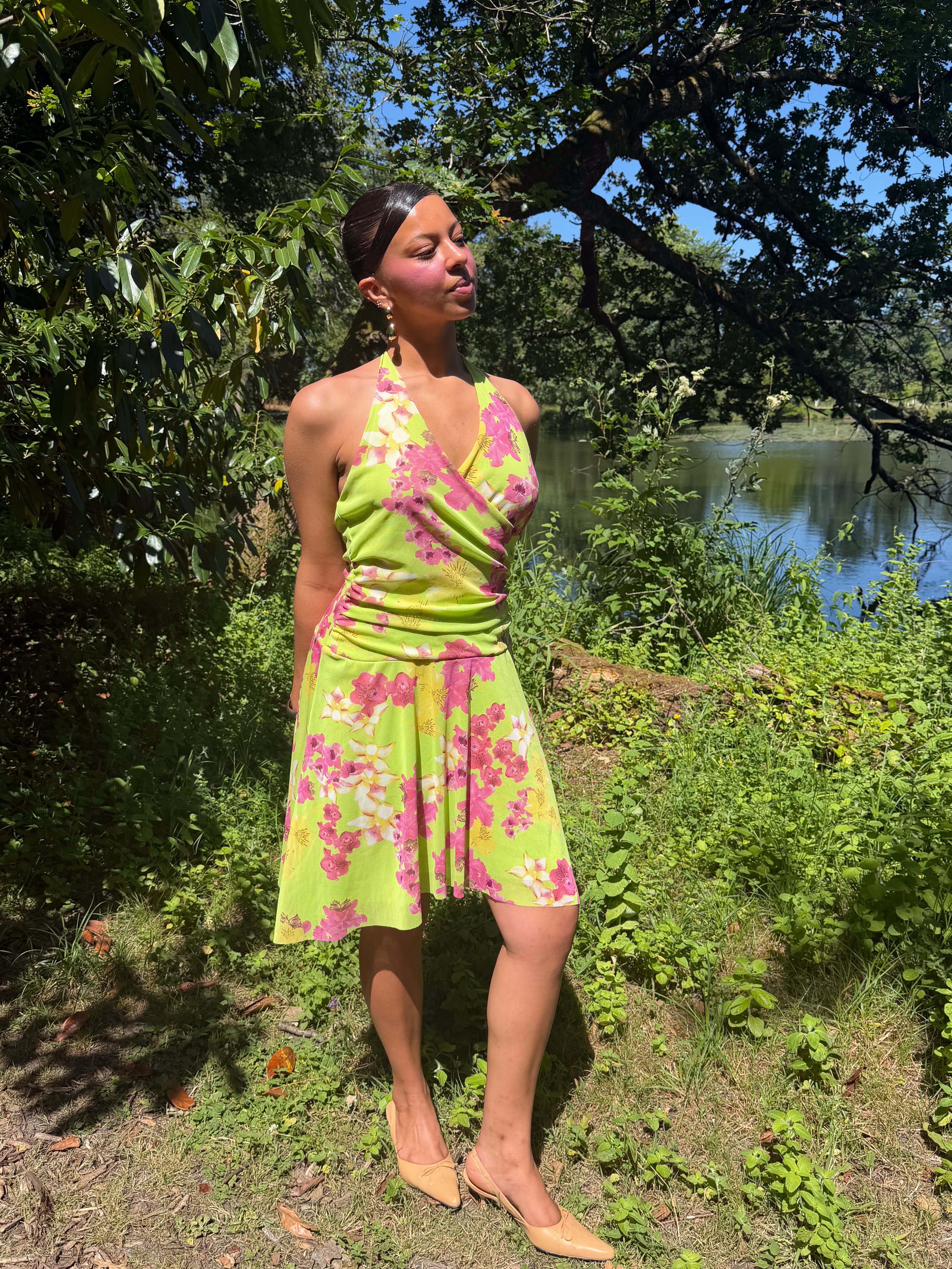 Mazette Vintage Club vous propose cette robe verte dos nu. Cette robe en taille 38/40 est une pièce parfaite pour la saison des mariages, anniversaires et cérémonies.
Mazette est une friperie basée sur Paris et Bordeaux qui vous propose une sélection Y2K et de vintage intemporel. Cette pièce est disponible exclusivement sur le site internet www.mazettevintageclub.com à l’occasion du second drop internet de la boutique.