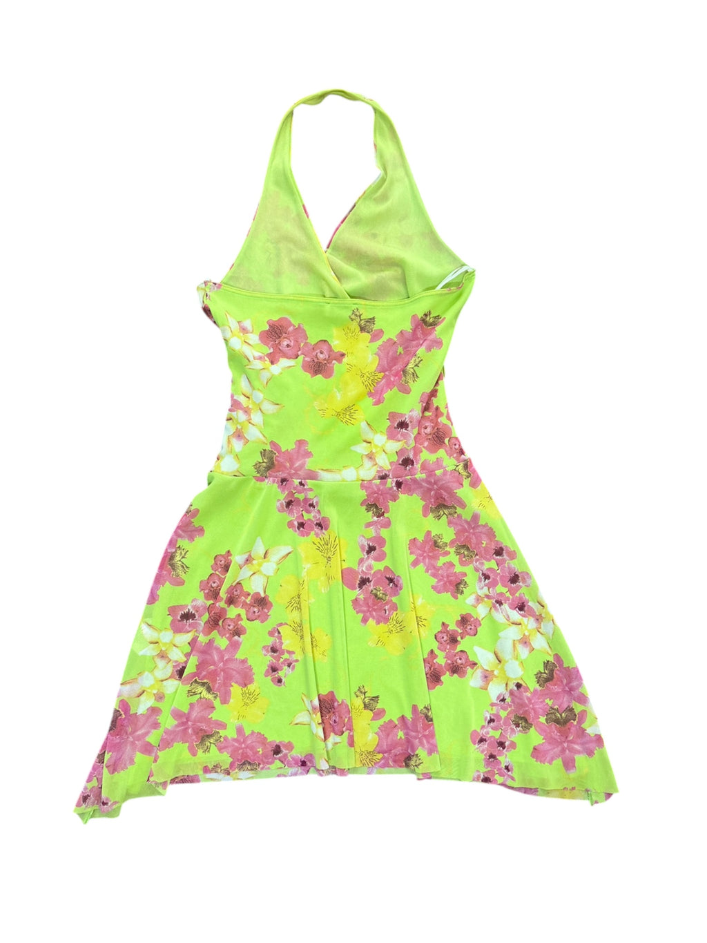 Mazette Vintage Club vous propose cette robe verte dos nu. Cette robe en taille 38/40 est une pièce parfaite pour la saison des mariages, anniversaires et cérémonies.
Mazette est une friperie basée sur Paris et Bordeaux qui vous propose une sélection Y2K et de vintage intemporel. Cette pièce est disponible exclusivement sur le site internet www.mazettevintageclub.com à l’occasion du second drop internet de la boutique.