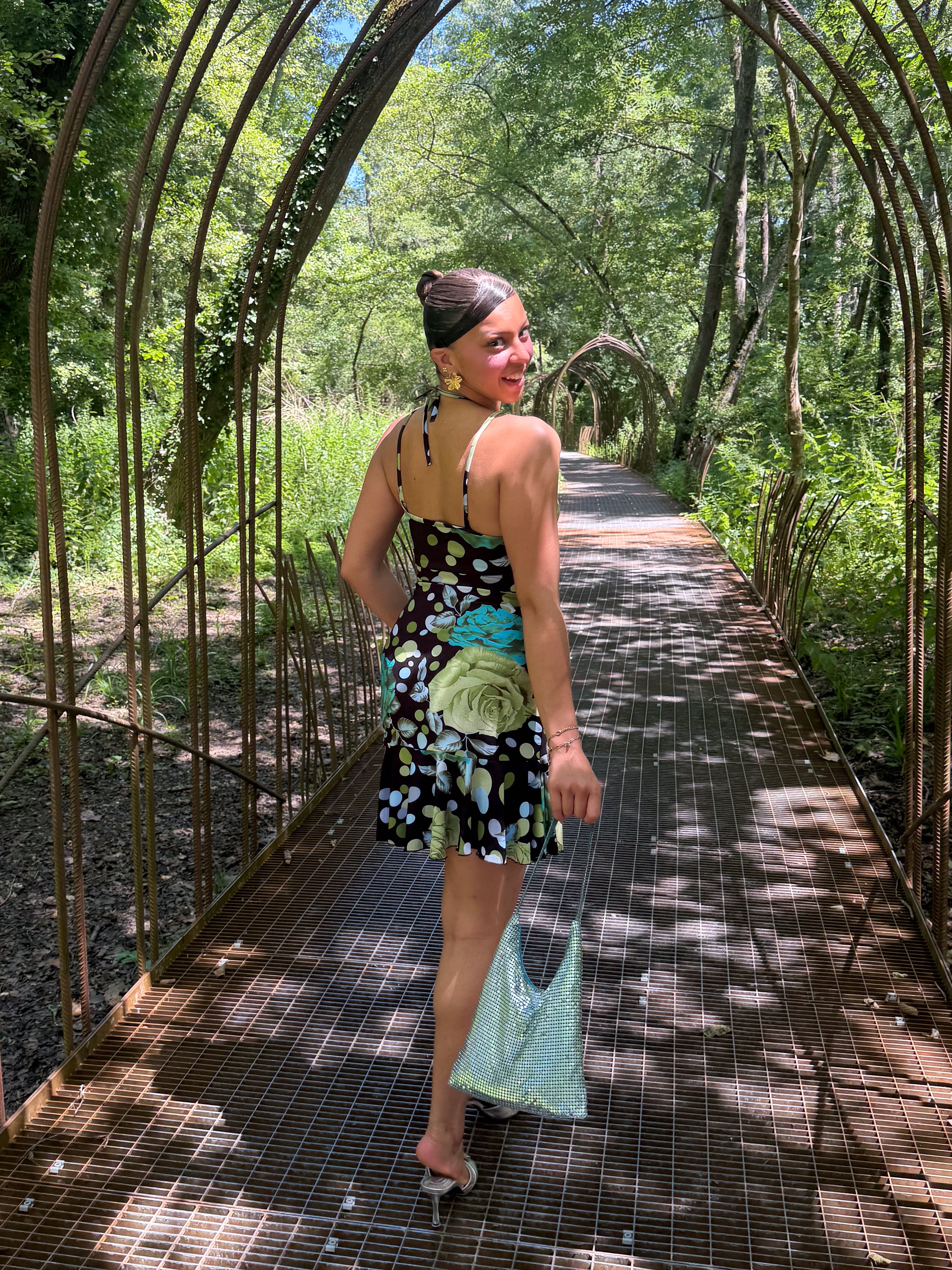 Mazette Vintage Club vous propose une robe des années 2000’s à pois et grosses fleurs bleues. Cette robe en taille 38 est une pièce parfaite pour la saison des mariages, anniversaires et cérémonies.
Mazette est une friperie basée sur Paris et Bordeaux qui vous propose une sélection Y2K et de vintage intemporel. Cette pièce est disponible exclusivement sur le site internet www.mazettevintageclub.com à l’occasion du second drop internet de la boutique.