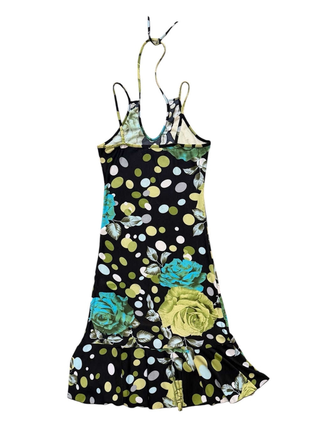Mazette Vintage Club vous propose une robe des années 2000’s à pois et grosses fleurs bleues. Cette robe en taille 38 est une pièce parfaite pour la saison des mariages, anniversaires et cérémonies.
Mazette est une friperie basée sur Paris et Bordeaux qui vous propose une sélection Y2K et de vintage intemporel. Cette pièce est disponible exclusivement sur le site internet www.mazettevintageclub.com à l’occasion du second drop internet de la boutique.