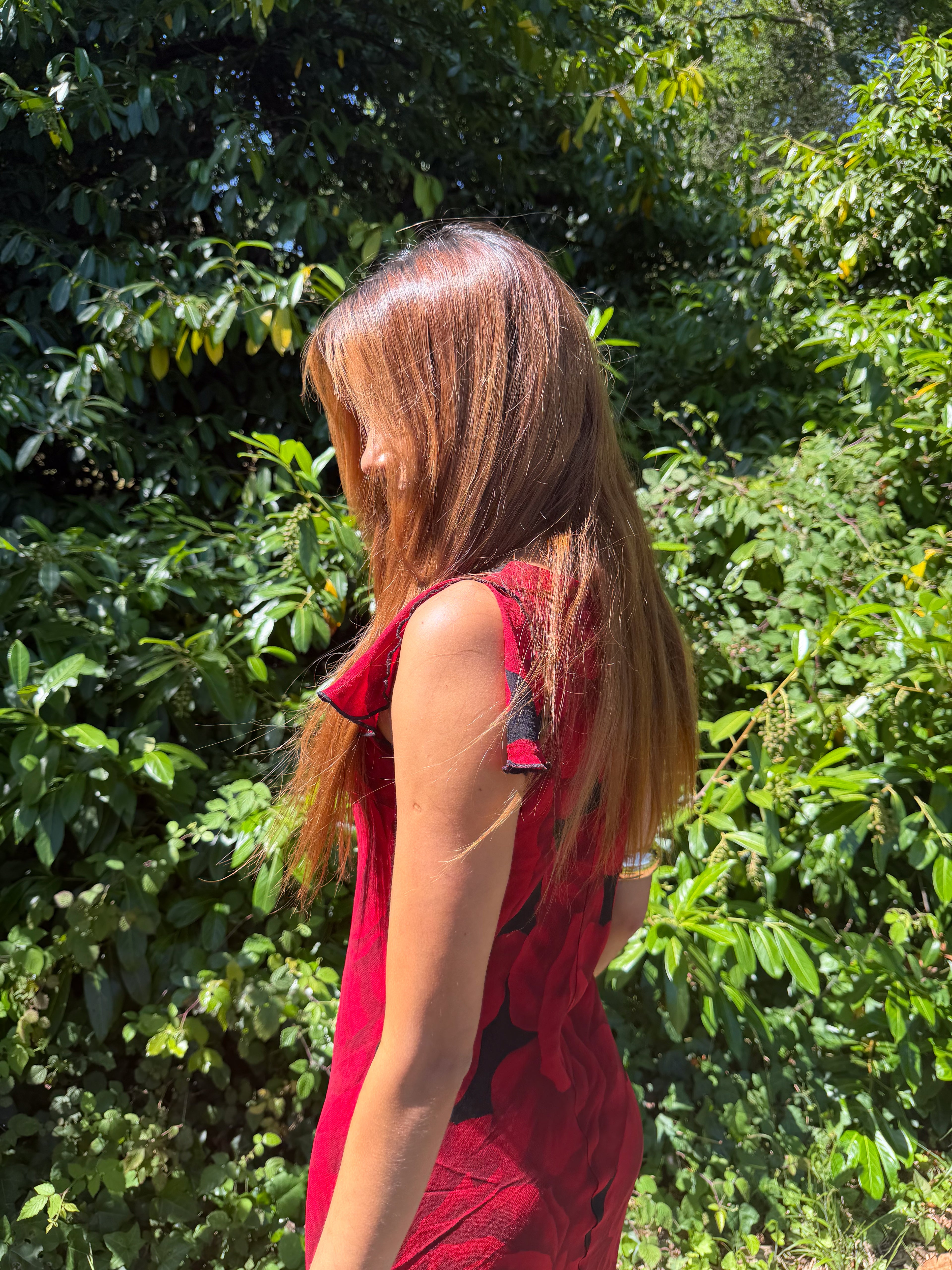 Mazette Vintage Club vous propose une robe des années 2000’s au motif de roses rouges. Cette robe en taille 36 est une pièce parfaite pour la saison des mariages, anniversaires et cérémonies.
Mazette est une friperie basée sur Paris et Bordeaux qui vous propose une sélection Y2K et de vintage intemporel. Cette pièce est disponible exclusivement sur le site internet www.mazettevintageclub.com à l’occasion du second drop internet de la boutique.