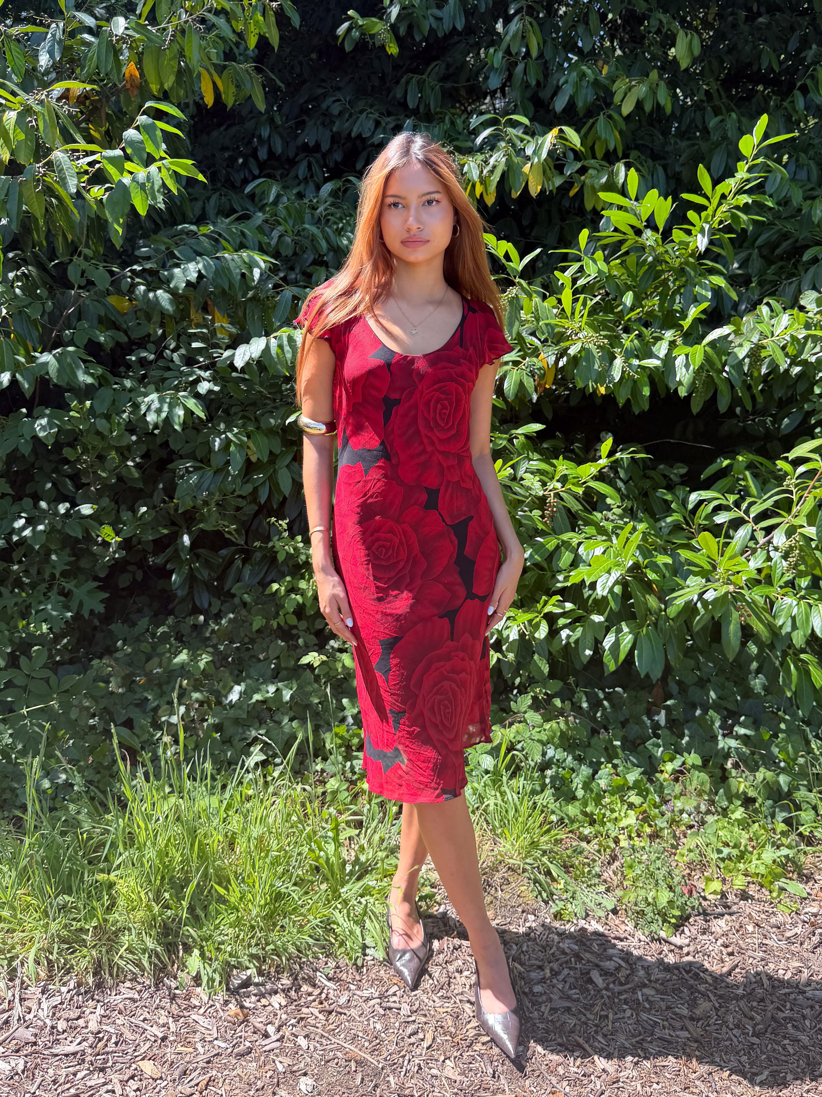 Mazette Vintage Club vous propose une robe des années 2000’s au motif de roses rouges. Cette robe en taille 36 est une pièce parfaite pour la saison des mariages, anniversaires et cérémonies.
Mazette est une friperie basée sur Paris et Bordeaux qui vous propose une sélection Y2K et de vintage intemporel. Cette pièce est disponible exclusivement sur le site internet www.mazettevintageclub.com à l’occasion du second drop internet de la boutique.