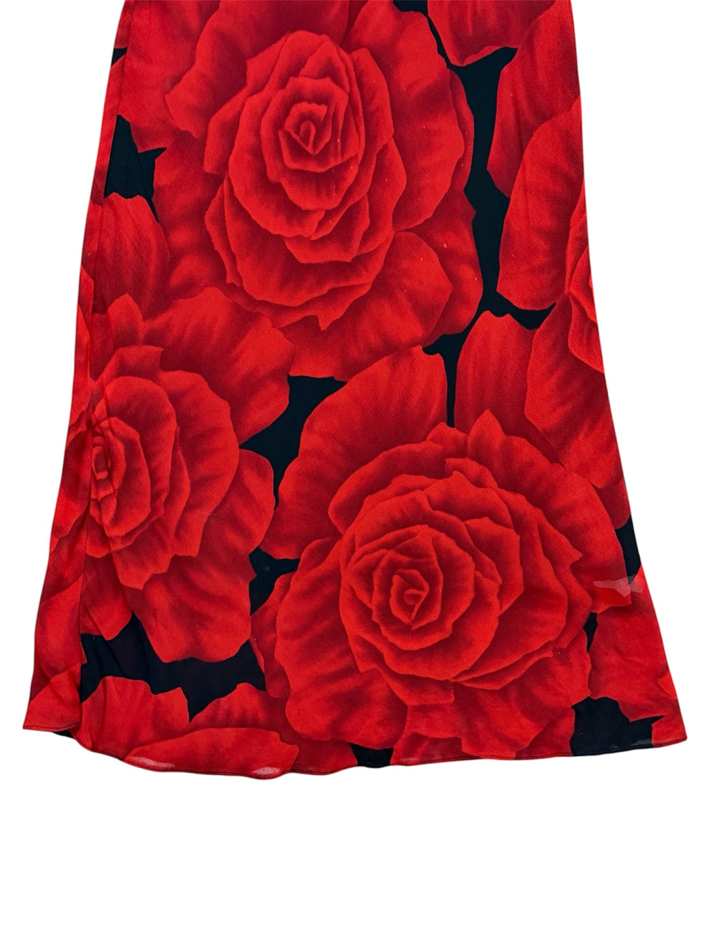 Mazette Vintage Club vous propose une robe des années 2000’s au motif de roses rouges. Cette robe en taille 36 est une pièce parfaite pour la saison des mariages, anniversaires et cérémonies.
Mazette est une friperie basée sur Paris et Bordeaux qui vous propose une sélection Y2K et de vintage intemporel. Cette pièce est disponible exclusivement sur le site internet www.mazettevintageclub.com à l’occasion du second drop internet de la boutique.
