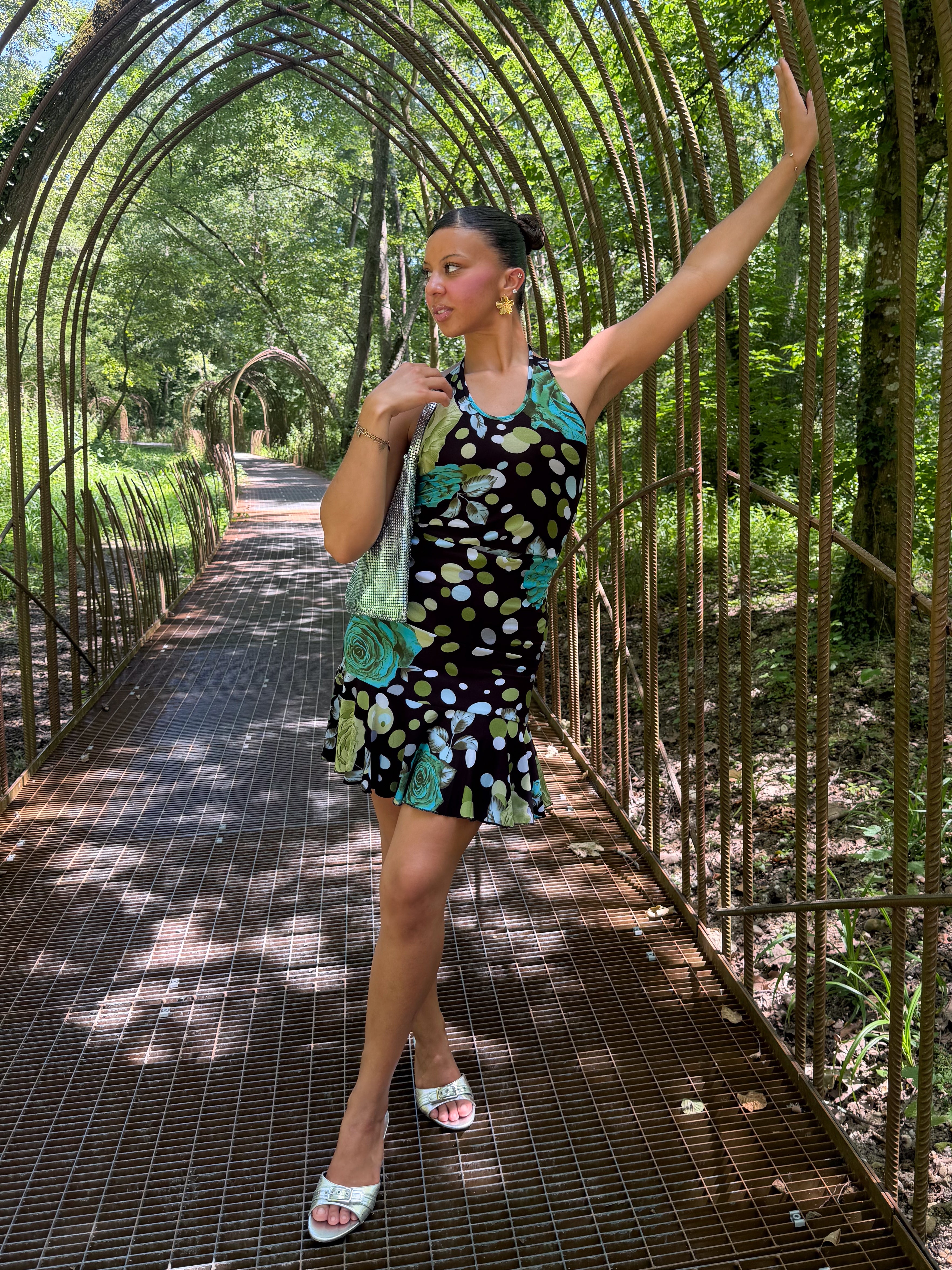 Mazette Vintage Club vous propose une robe des années 2000’s à pois et grosses fleurs bleues. Cette robe en taille 38 est une pièce parfaite pour la saison des mariages, anniversaires et cérémonies.
Mazette est une friperie basée sur Paris et Bordeaux qui vous propose une sélection Y2K et de vintage intemporel. Cette pièce est disponible exclusivement sur le site internet www.mazettevintageclub.com à l’occasion du second drop internet de la boutique.