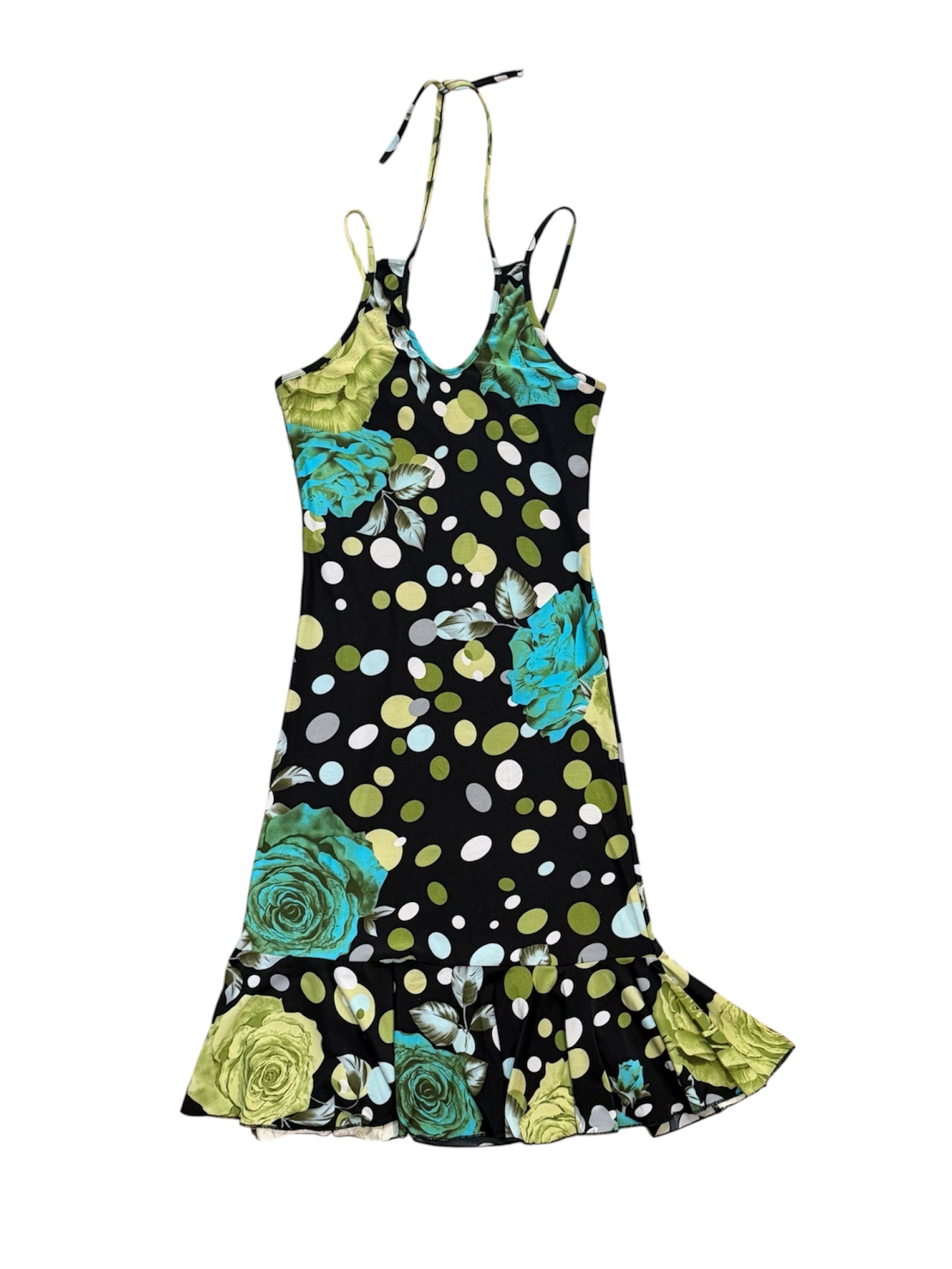 Mazette Vintage Club vous propose une robe des années 2000’s à pois et grosses fleurs bleues. Cette robe en taille 38 est une pièce parfaite pour la saison des mariages, anniversaires et cérémonies.
Mazette est une friperie basée sur Paris et Bordeaux qui vous propose une sélection Y2K et de vintage intemporel. Cette pièce est disponible exclusivement sur le site internet www.mazettevintageclub.com à l’occasion du second drop internet de la boutique.