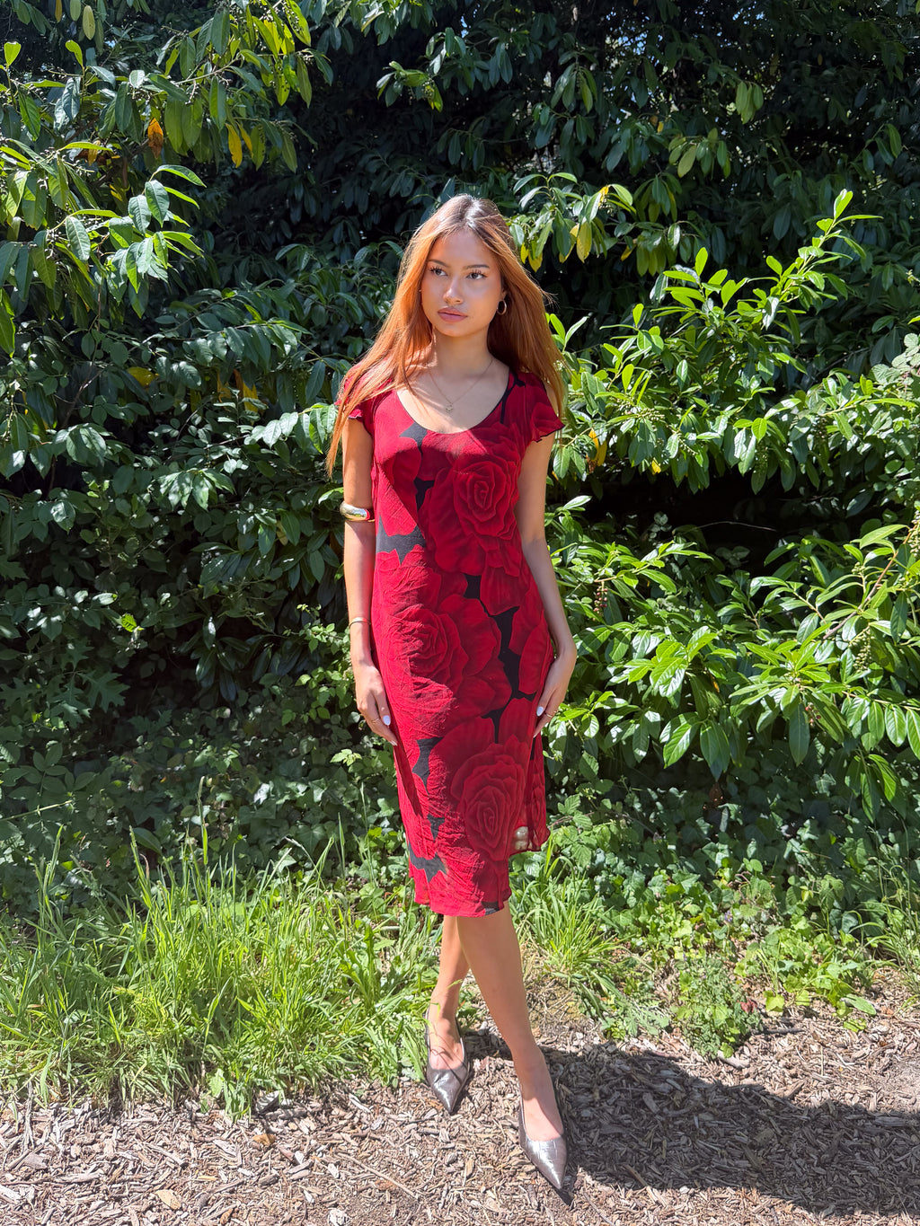 Mazette Vintage Club vous propose une robe des années 2000’s au motif de roses rouges. Cette robe en taille 36 est une pièce parfaite pour la saison des mariages, anniversaires et cérémonies.
Mazette est une friperie basée sur Paris et Bordeaux qui vous propose une sélection Y2K et de vintage intemporel. Cette pièce est disponible exclusivement sur le site internet www.mazettevintageclub.com à l’occasion du second drop internet de la boutique.