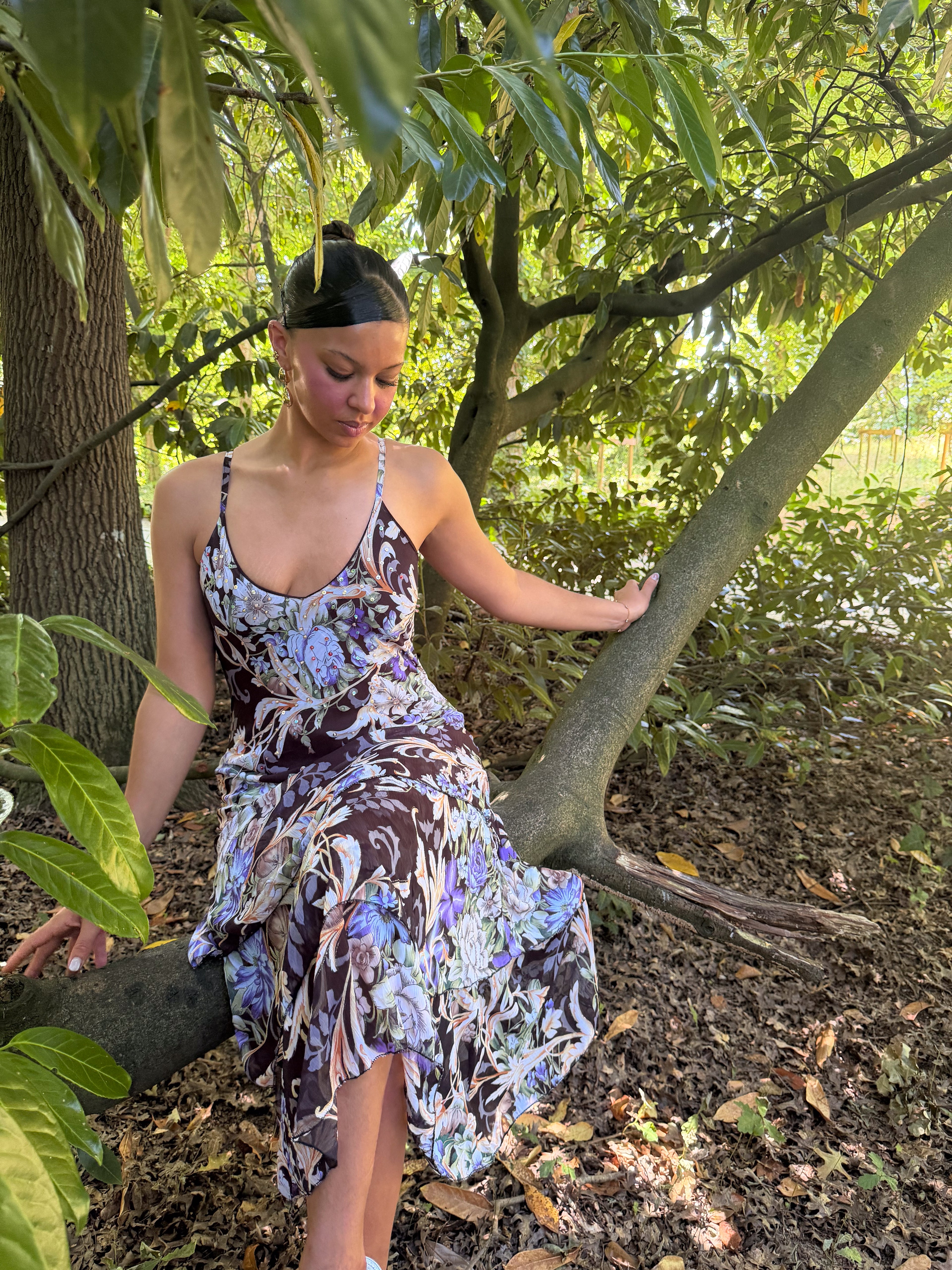 Mazette Vintage Club vous propose cette robe de cérémonie noir fluide et asymétrique. Cette robe en taille 38/40 est une pièce parfaite pour la saison des mariages, anniversaires et cérémonies.
Mazette est une friperie basée sur Paris et Bordeaux qui vous propose une sélection Y2K et de vintage intemporel. Cette pièce est disponible exclusivement sur le site internet www.mazettevintageclub.com à l’occasion du second drop internet de la boutique.