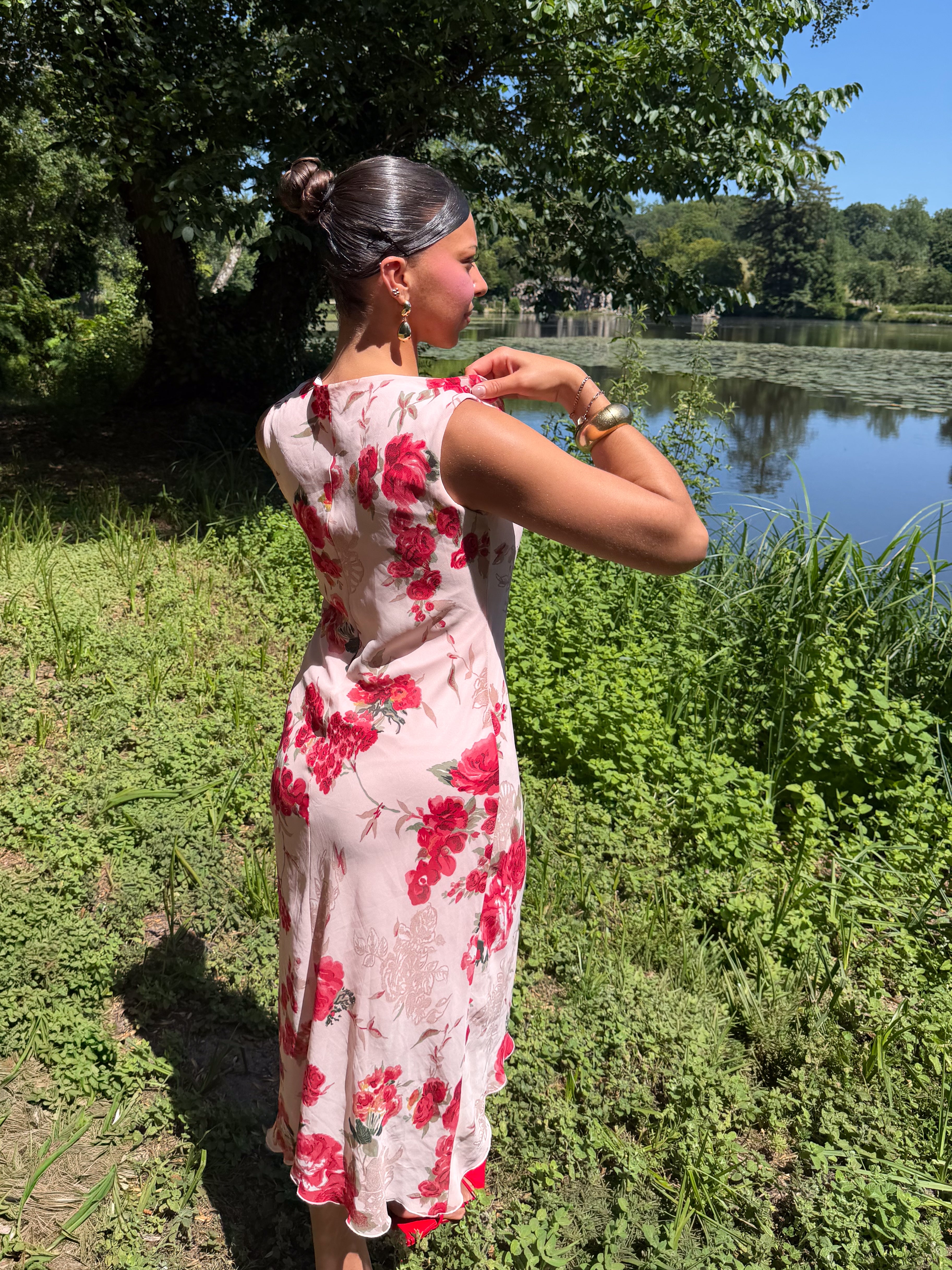 Mazette Vintage Club vous propose une robe col bénitier à strass des années 2000’s. Cette robe en taille 38 est une pièce parfaite pour la saison des mariages, anniversaires et cérémonies.
Mazette est une friperie basée sur Paris et Bordeaux qui vous propose une sélection Y2K et de vintage intemporel. Cette pièce est disponible exclusivement sur le site internet www.mazettevintageclub.com à l’occasion du second drop internet de la boutique.