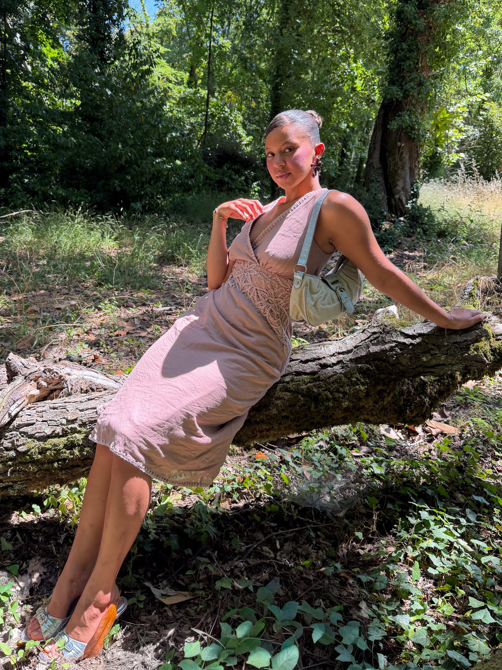 Mazette Vintage Club vous propose une robe longue en lin rose. Cette robe est une pièce parfaite pour la saison des mariages, anniversaires et cérémonies.
Mazette est une friperie basée sur Paris et Bordeaux qui vous propose une sélection Y2K et de vintage intemporel. Cette pièce est disponible exclusivement sur le site internet www.mazettevintageclub.com à l’occasion du second drop internet de la boutique.