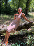 Mazette Vintage Club vous propose une robe longue en lin rose. Cette robe est une pièce parfaite pour la saison des mariages, anniversaires et cérémonies.
Mazette est une friperie basée sur Paris et Bordeaux qui vous propose une sélection Y2K et de vintage intemporel. Cette pièce est disponible exclusivement sur le site internet www.mazettevintageclub.com à l’occasion du second drop internet de la boutique.
