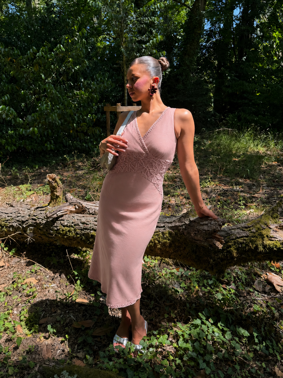 Mazette Vintage Club vous propose une robe longue en lin rose. Cette robe est une pièce parfaite pour la saison des mariages, anniversaires et cérémonies.
Mazette est une friperie basée sur Paris et Bordeaux qui vous propose une sélection Y2K et de vintage intemporel. Cette pièce est disponible exclusivement sur le site internet www.mazettevintageclub.com à l’occasion du second drop internet de la boutique.