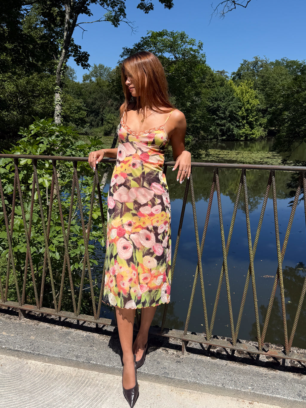 Mazette Vintage Club vous propose cette robe de cérémonie à fleurs et détails en dentelle. Cette robe en taille 36 est une pièce parfaite pour la saison des mariages, anniversaires et cérémonies.
Mazette est une friperie basée sur Paris et Bordeaux qui vous propose une sélection Y2K et de vintage intemporel. Cette pièce est disponible exclusivement sur le site internet www.mazettevintageclub.com à l’occasion du second drop internet de la boutique.