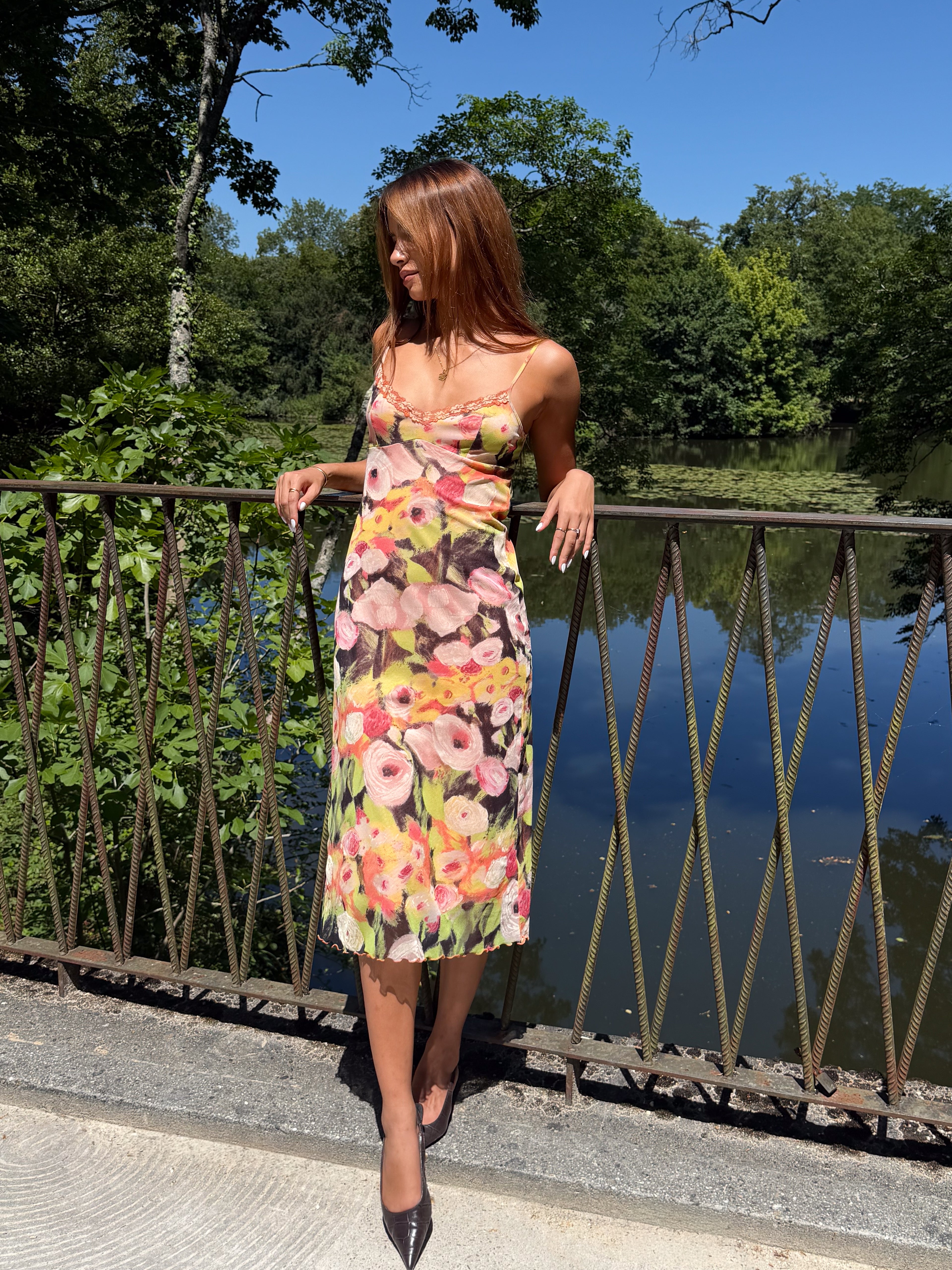 Mazette Vintage Club vous propose cette robe de cérémonie à fleurs et détails en dentelle. Cette robe en taille 36 est une pièce parfaite pour la saison des mariages, anniversaires et cérémonies.
Mazette est une friperie basée sur Paris et Bordeaux qui vous propose une sélection Y2K et de vintage intemporel. Cette pièce est disponible exclusivement sur le site internet www.mazettevintageclub.com à l’occasion du second drop internet de la boutique.