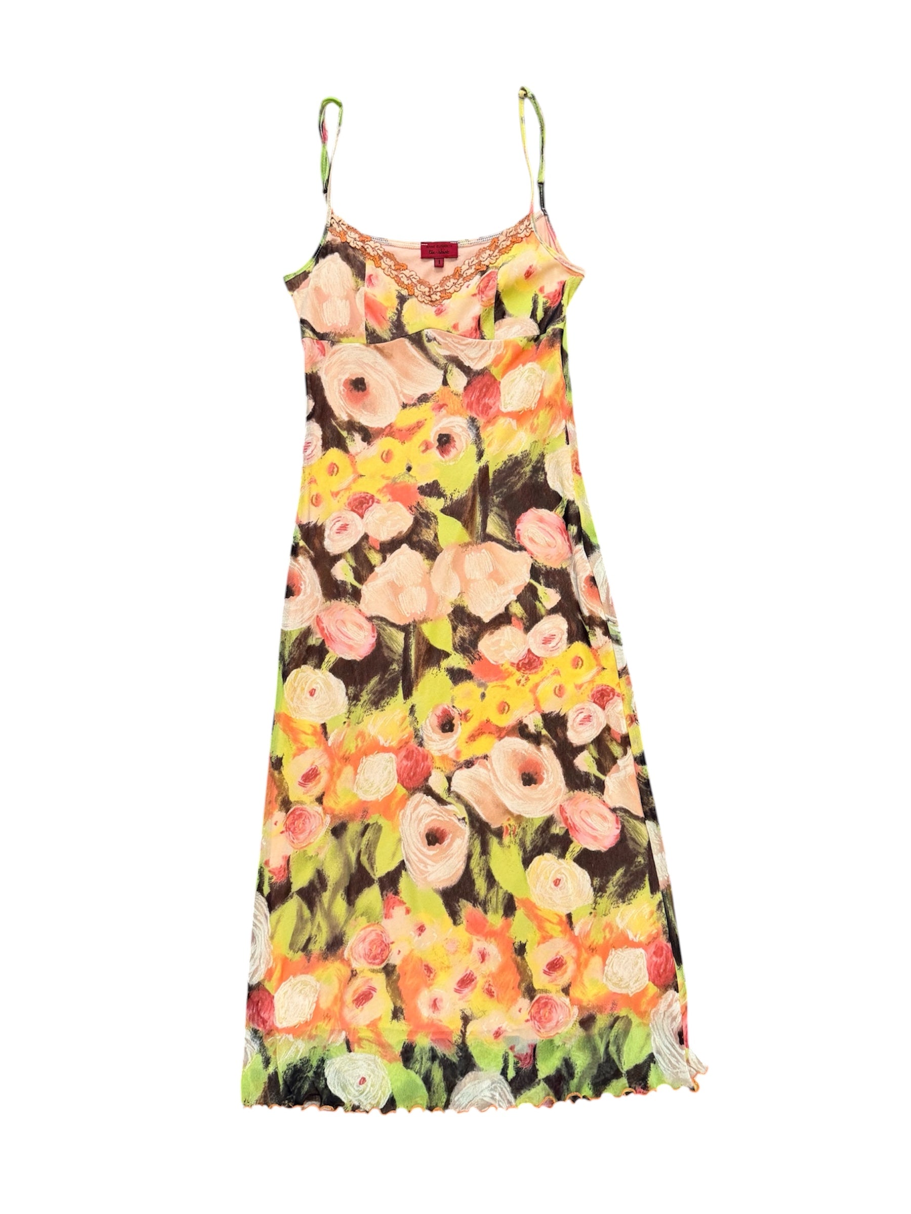 Mazette Vintage Club vous propose cette robe de cérémonie à fleurs et détails en dentelle. Cette robe en taille 36 est une pièce parfaite pour la saison des mariages, anniversaires et cérémonies.
Mazette est une friperie basée sur Paris et Bordeaux qui vous propose une sélection Y2K et de vintage intemporel. Cette pièce est disponible exclusivement sur le site internet www.mazettevintageclub.com à l’occasion du second drop internet de la boutique.