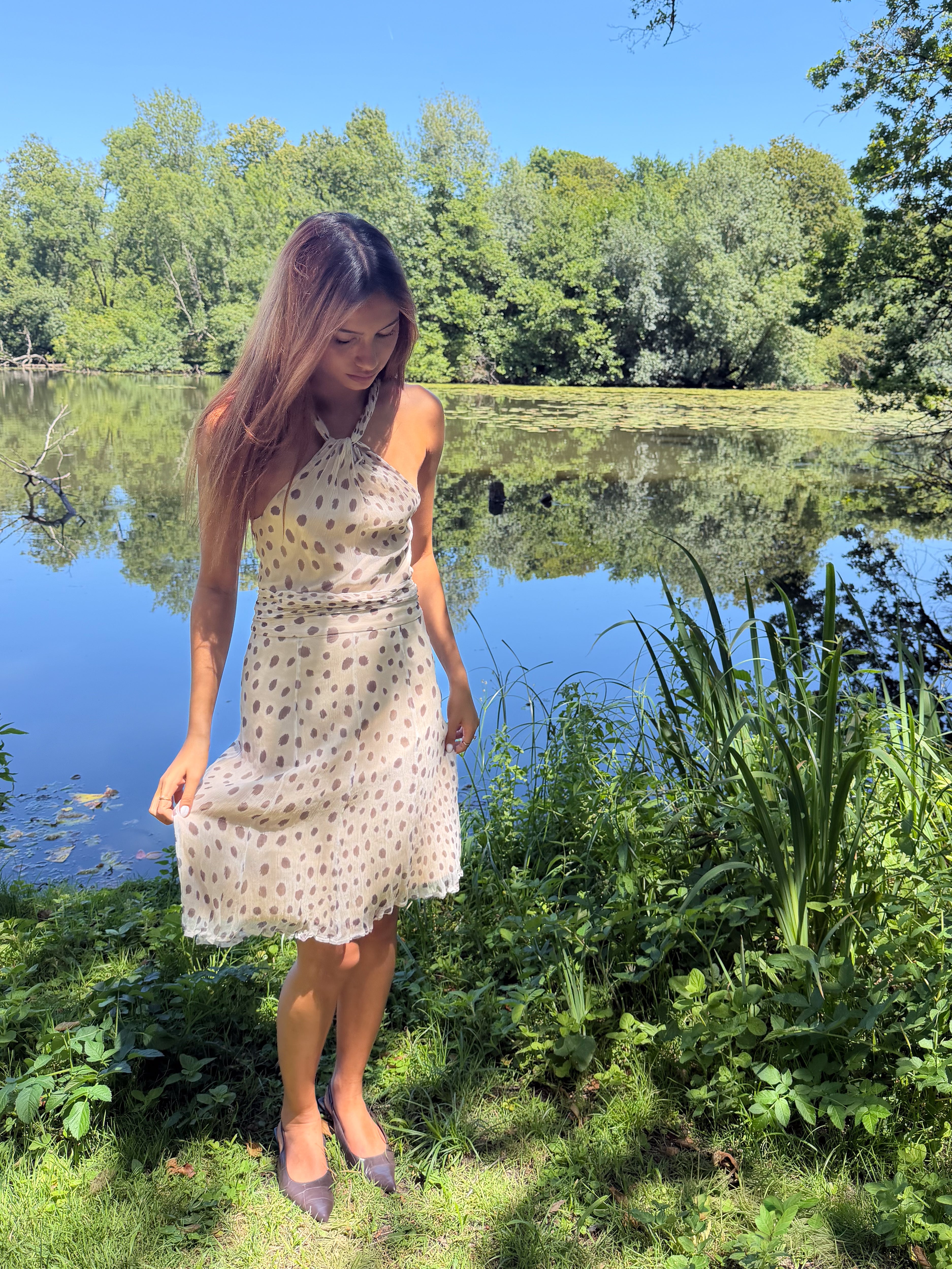 Mazette Vintage Club vous propose une robe en soie beige nude à pois. Cette robe en taille 38 est une pièce parfaite pour la saison des mariages, anniversaires et cérémonies.
Mazette est une friperie basée sur Paris et Bordeaux qui vous propose une sélection Y2K et de vintage intemporel. Cette pièce est disponible exclusivement sur le site internet www.mazettevintageclub.com à l’occasion du second drop internet de la boutique.
