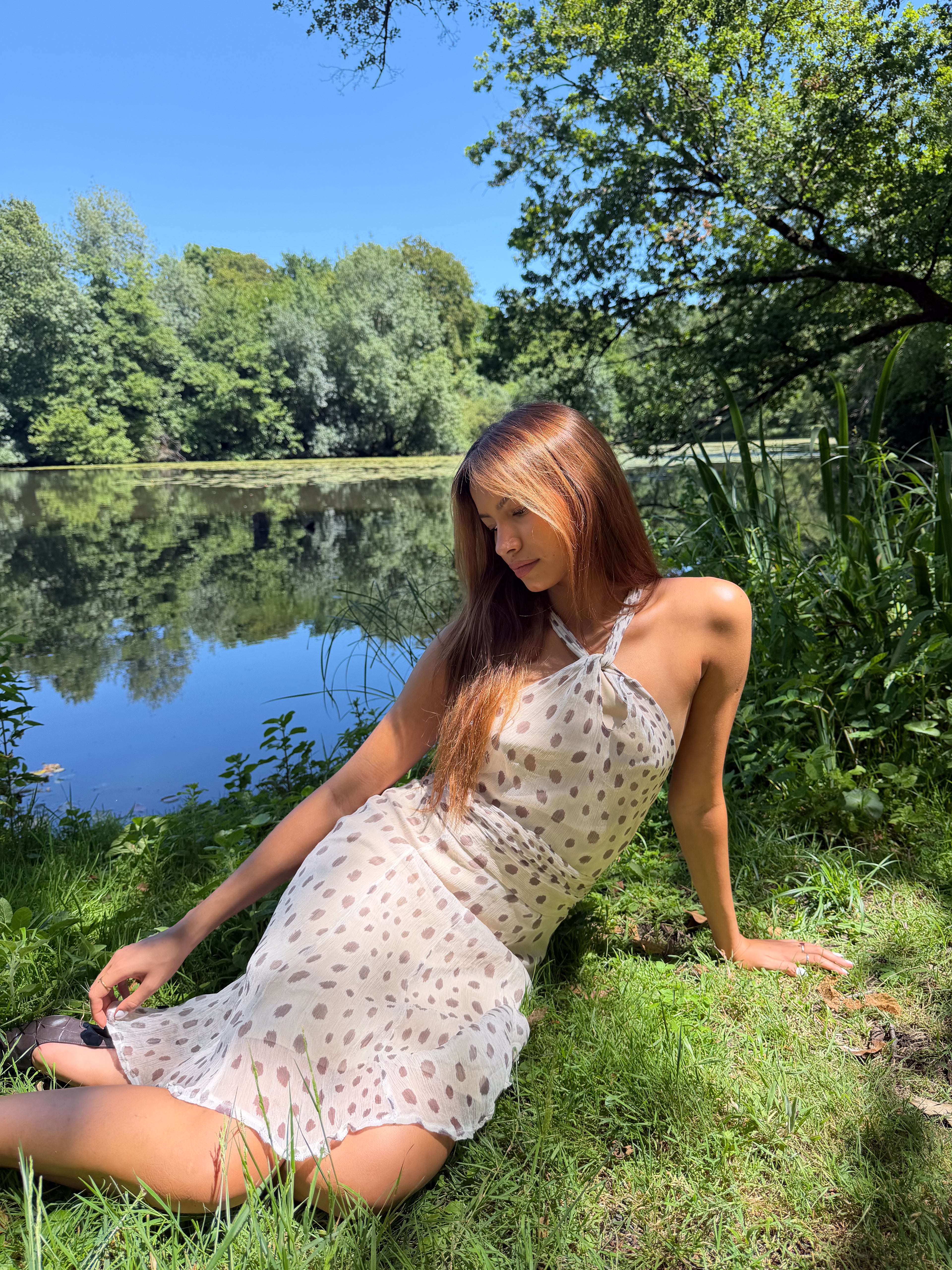 Mazette Vintage Club vous propose une robe en soie beige nude à pois. Cette robe en taille 38 est une pièce parfaite pour la saison des mariages, anniversaires et cérémonies.
Mazette est une friperie basée sur Paris et Bordeaux qui vous propose une sélection Y2K et de vintage intemporel. Cette pièce est disponible exclusivement sur le site internet www.mazettevintageclub.com à l’occasion du second drop internet de la boutique.