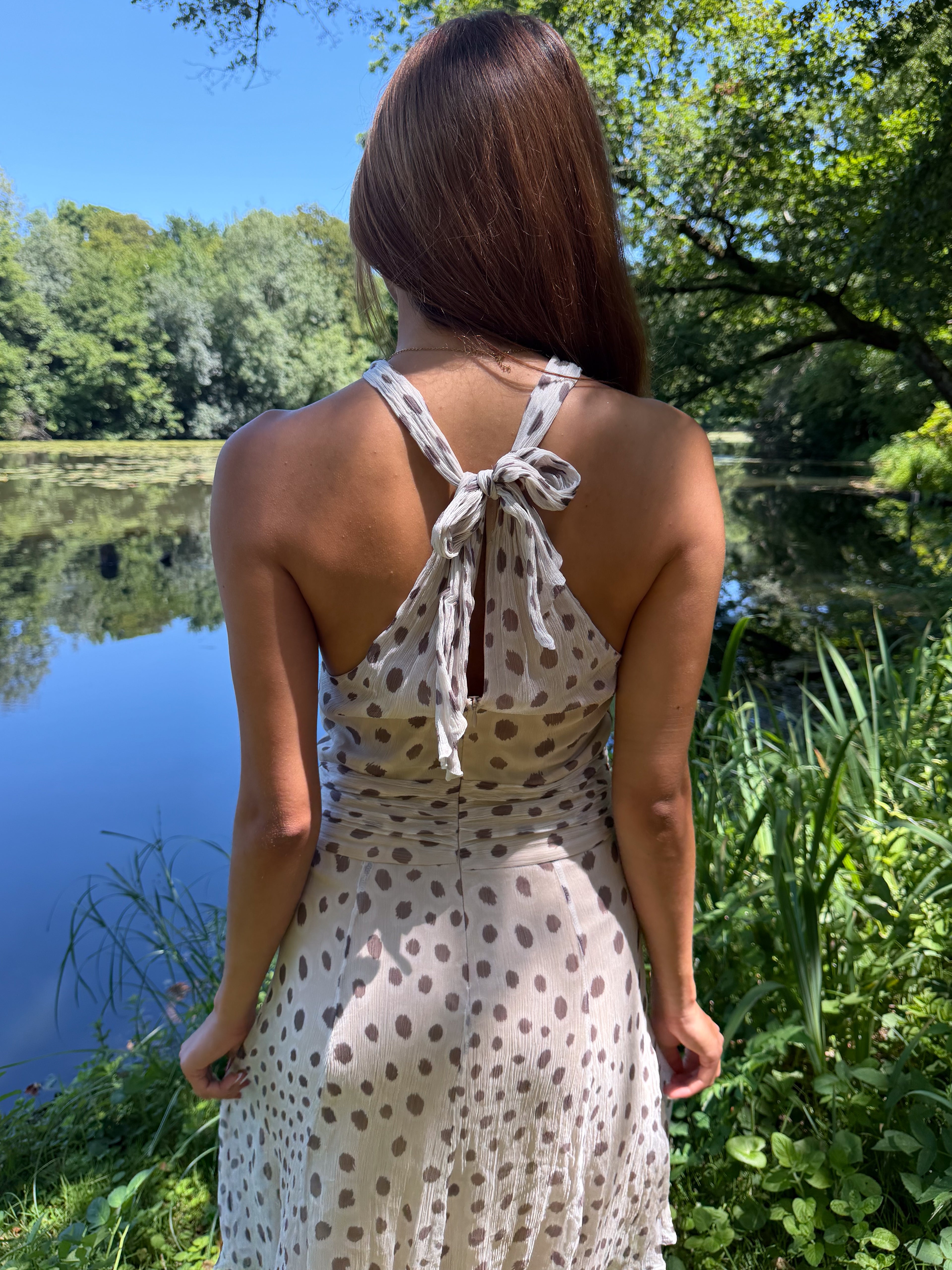 Mazette Vintage Club vous propose une robe en soie beige nude à pois. Cette robe en taille 38 est une pièce parfaite pour la saison des mariages, anniversaires et cérémonies.
Mazette est une friperie basée sur Paris et Bordeaux qui vous propose une sélection Y2K et de vintage intemporel. Cette pièce est disponible exclusivement sur le site internet www.mazettevintageclub.com à l’occasion du second drop internet de la boutique.