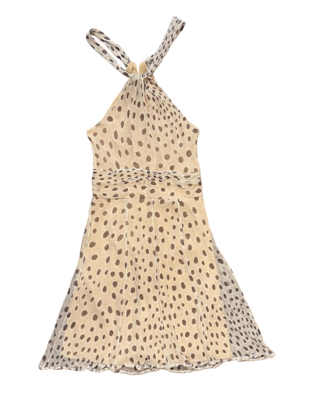 Mazette Vintage Club vous propose une robe en soie beige nude à pois. Cette robe en taille 38 est une pièce parfaite pour la saison des mariages, anniversaires et cérémonies.
Mazette est une friperie basée sur Paris et Bordeaux qui vous propose une sélection Y2K et de vintage intemporel. Cette pièce est disponible exclusivement sur le site internet www.mazettevintageclub.com à l’occasion du second drop internet de la boutique.