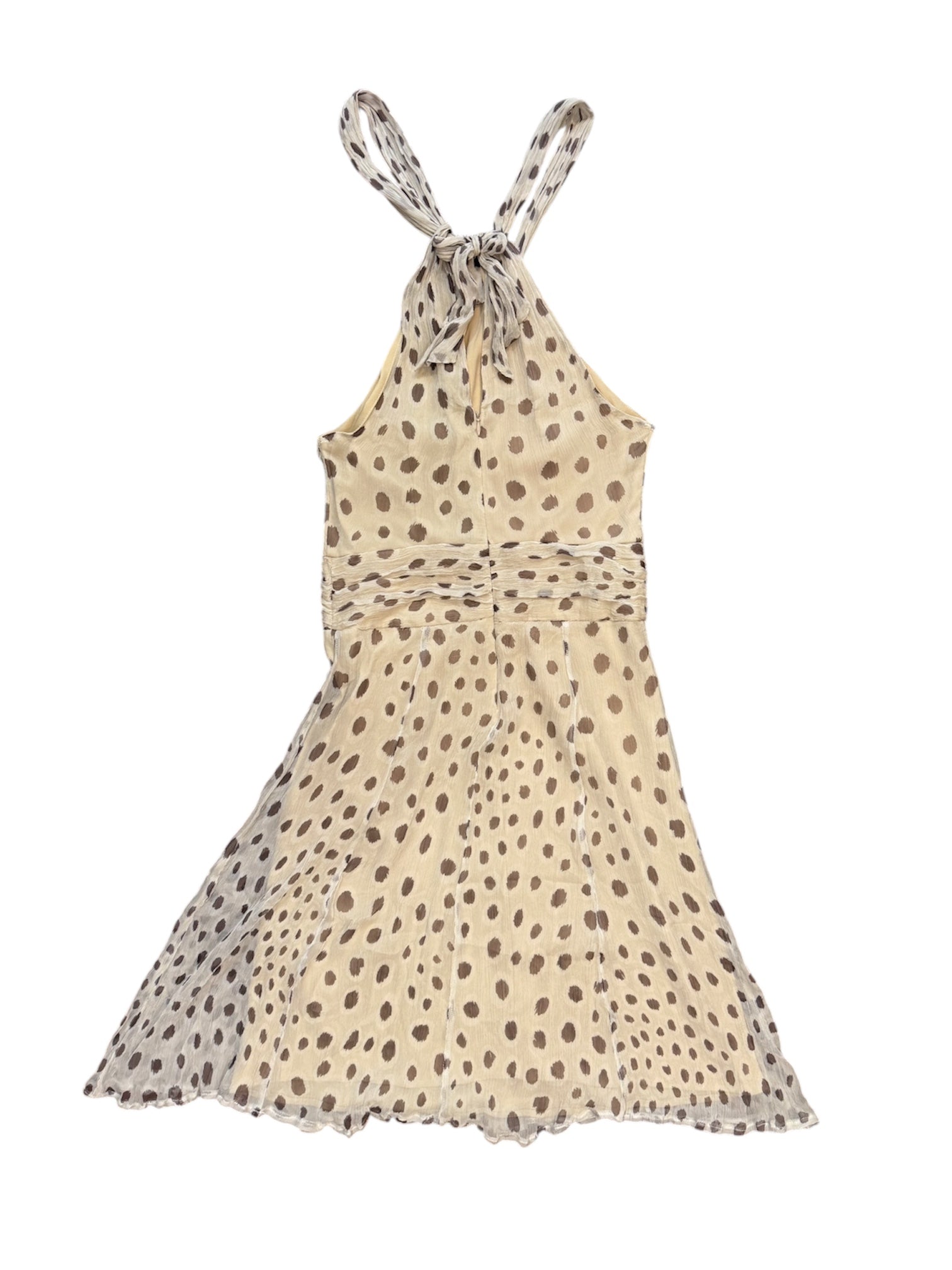 Mazette Vintage Club vous propose une robe en soie beige nude à pois. Cette robe en taille 38 est une pièce parfaite pour la saison des mariages, anniversaires et cérémonies.
Mazette est une friperie basée sur Paris et Bordeaux qui vous propose une sélection Y2K et de vintage intemporel. Cette pièce est disponible exclusivement sur le site internet www.mazettevintageclub.com à l’occasion du second drop internet de la boutique.