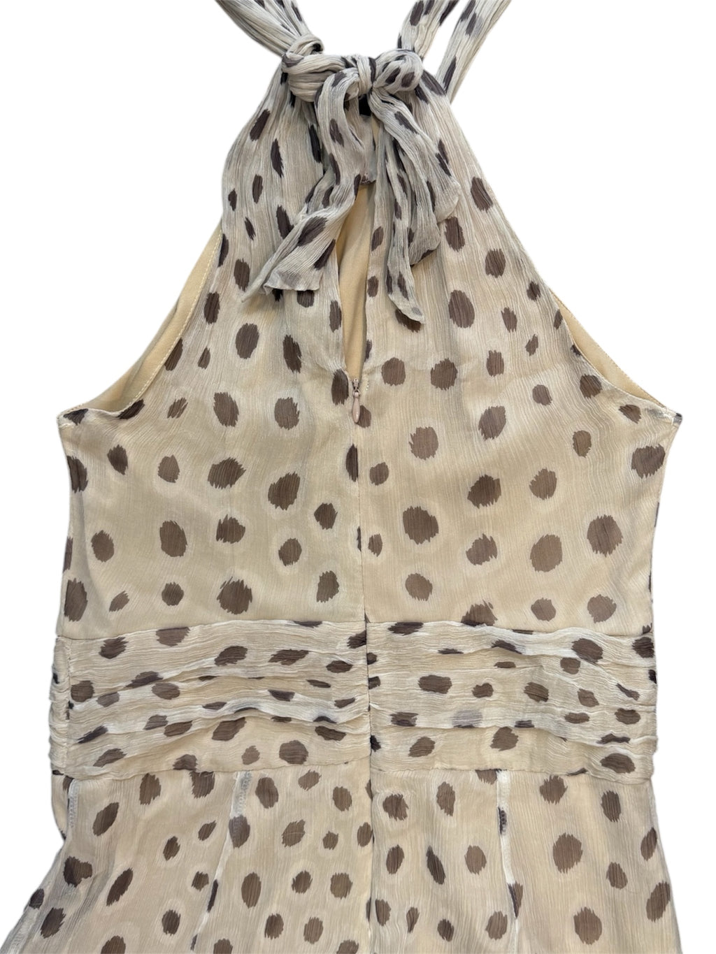 Mazette Vintage Club vous propose une robe en soie beige nude à pois. Cette robe en taille 38 est une pièce parfaite pour la saison des mariages, anniversaires et cérémonies.
Mazette est une friperie basée sur Paris et Bordeaux qui vous propose une sélection Y2K et de vintage intemporel. Cette pièce est disponible exclusivement sur le site internet www.mazettevintageclub.com à l’occasion du second drop internet de la boutique.