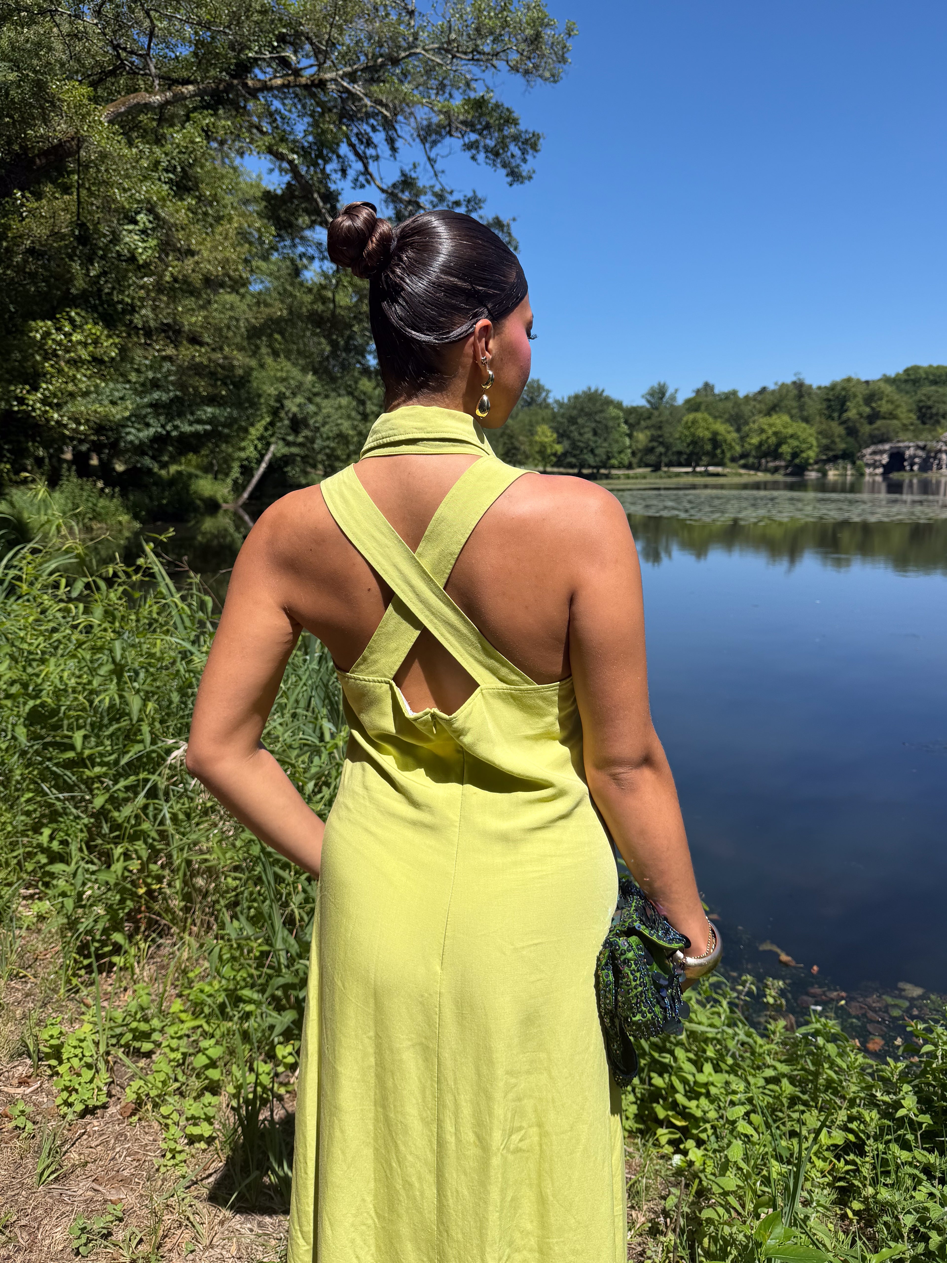 Mazette Vintage Club vous propose une robe longue verte unie. Cette robe en taille 40 est une pièce parfaite pour la saison des mariages, anniversaires et cérémonies.
Mazette est une friperie basée sur Paris et Bordeaux qui vous propose une sélection Y2K et de vintage intemporel. Cette pièce est disponible exclusivement sur le site internet www.mazettevintageclub.com à l’occasion du second drop internet de la boutique.