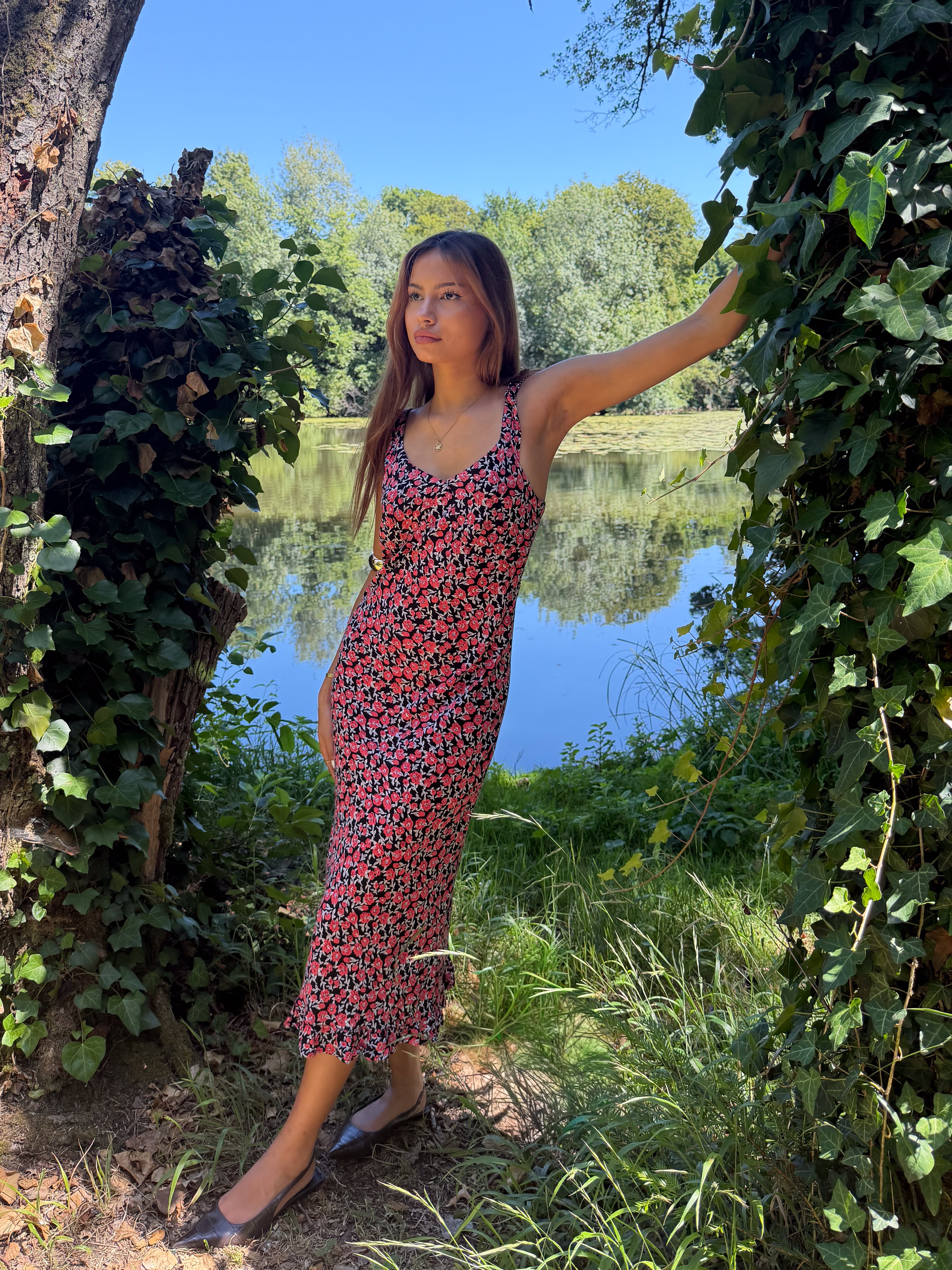 Mazette Vintage Club vous propose une robe longue vintage noire à petites fleurs. Cette robe en taille 38 est une pièce parfaite pour la saison des mariages, anniversaires et cérémonies.
Mazette est une friperie basée sur Paris et Bordeaux qui vous propose une sélection Y2K et de vintage intemporel. Cette pièce est disponible exclusivement sur le site internet www.mazettevintageclub.com à l’occasion du second drop internet de la boutique.