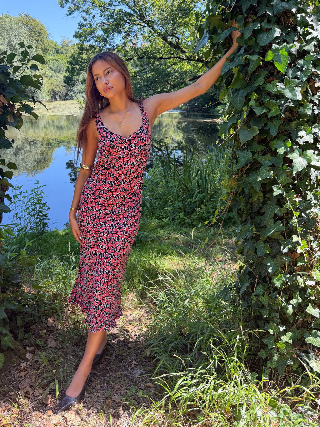 Mazette Vintage Club vous propose une robe longue vintage noire à petites fleurs. Cette robe en taille 38 est une pièce parfaite pour la saison des mariages, anniversaires et cérémonies.
Mazette est une friperie basée sur Paris et Bordeaux qui vous propose une sélection Y2K et de vintage intemporel. Cette pièce est disponible exclusivement sur le site internet www.mazettevintageclub.com à l’occasion du second drop internet de la boutique.