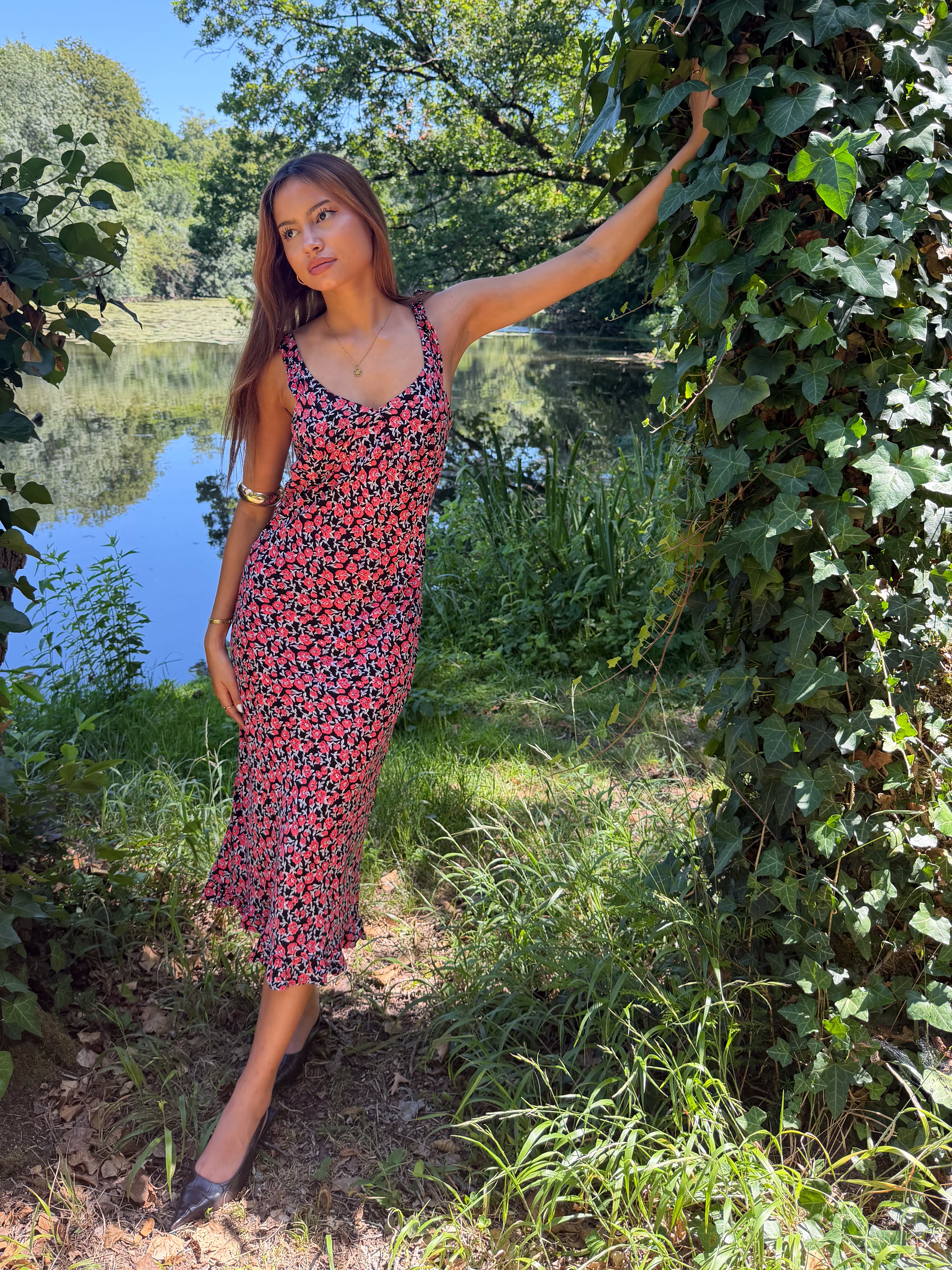 Mazette Vintage Club vous propose une robe longue vintage noire à petites fleurs. Cette robe en taille 38 est une pièce parfaite pour la saison des mariages, anniversaires et cérémonies.
Mazette est une friperie basée sur Paris et Bordeaux qui vous propose une sélection Y2K et de vintage intemporel. Cette pièce est disponible exclusivement sur le site internet www.mazettevintageclub.com à l’occasion du second drop internet de la boutique.