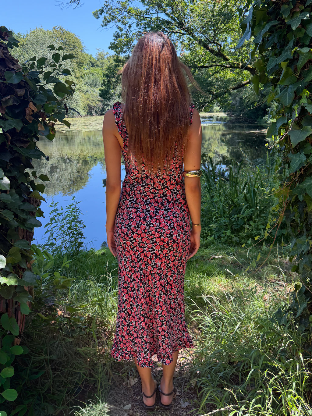 Mazette Vintage Club vous propose une robe longue vintage noire à petites fleurs. Cette robe en taille 38 est une pièce parfaite pour la saison des mariages, anniversaires et cérémonies.
Mazette est une friperie basée sur Paris et Bordeaux qui vous propose une sélection Y2K et de vintage intemporel. Cette pièce est disponible exclusivement sur le site internet www.mazettevintageclub.com à l’occasion du second drop internet de la boutique.