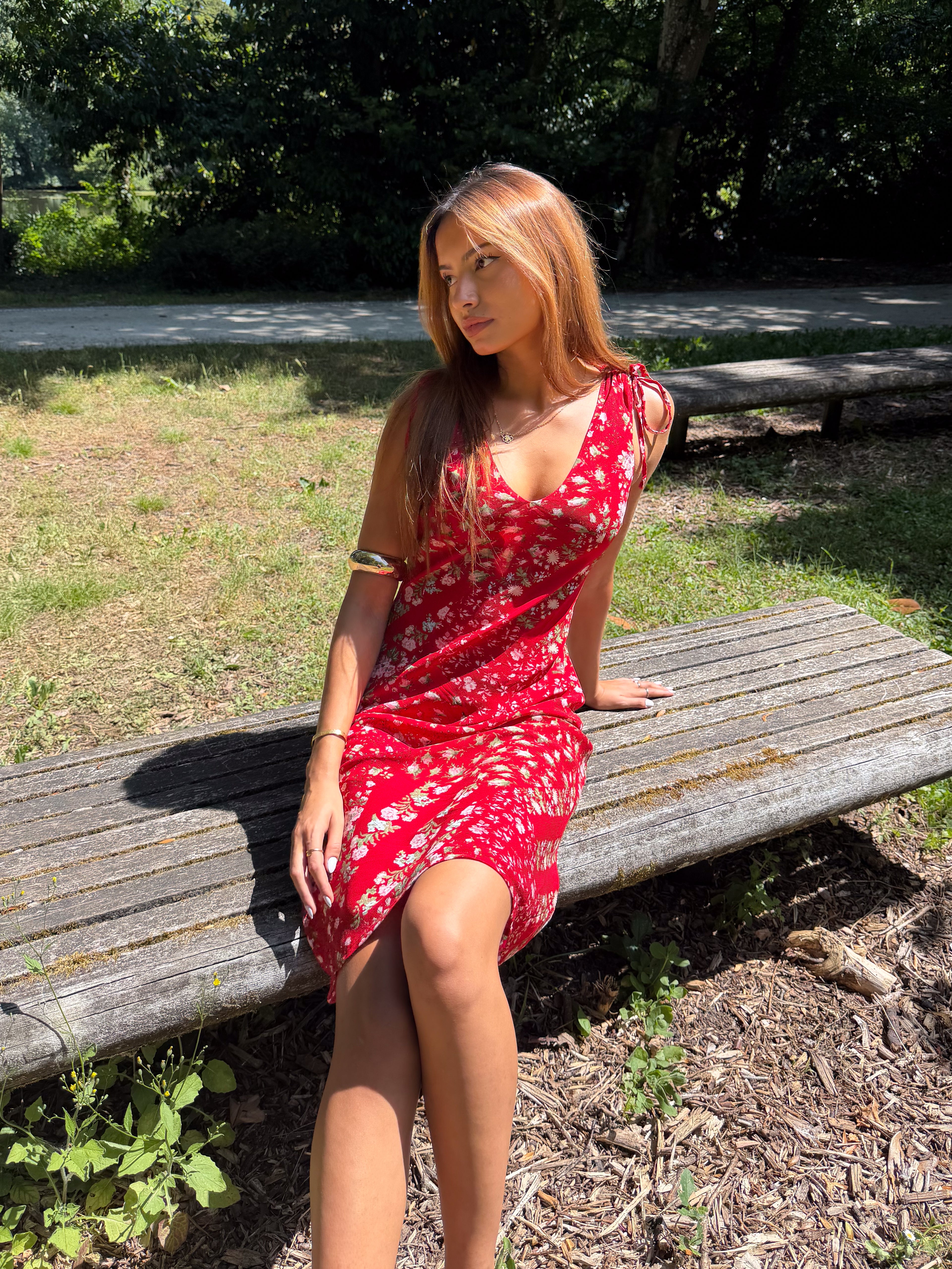 Mazette Vintage Club vous propose une robe vintage longue rouge à petites fleurs. Cette robe en taille 38 est une pièce parfaite pour la saison des mariages, anniversaires et cérémonies.
Mazette est une friperie basée sur Paris et Bordeaux qui vous propose une sélection Y2K et de vintage intemporel. Cette pièce est disponible exclusivement sur le site internet www.mazettevintageclub.com à l’occasion du second drop internet de la boutique.