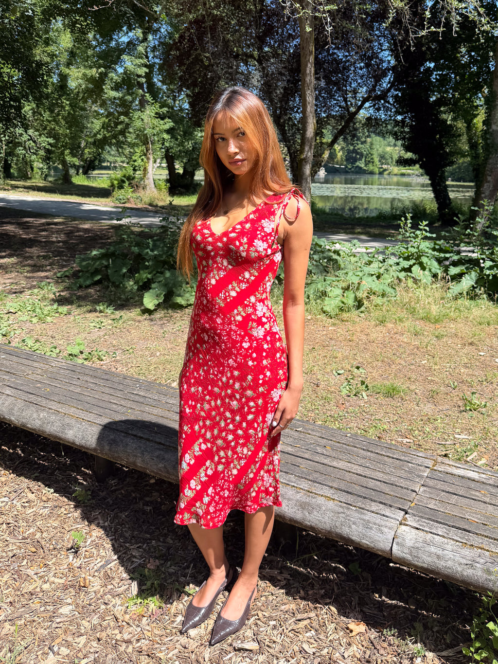 Mazette Vintage Club vous propose une robe vintage longue rouge à petites fleurs. Cette robe en taille 38 est une pièce parfaite pour la saison des mariages, anniversaires et cérémonies.
Mazette est une friperie basée sur Paris et Bordeaux qui vous propose une sélection Y2K et de vintage intemporel. Cette pièce est disponible exclusivement sur le site internet www.mazettevintageclub.com à l’occasion du second drop internet de la boutique.