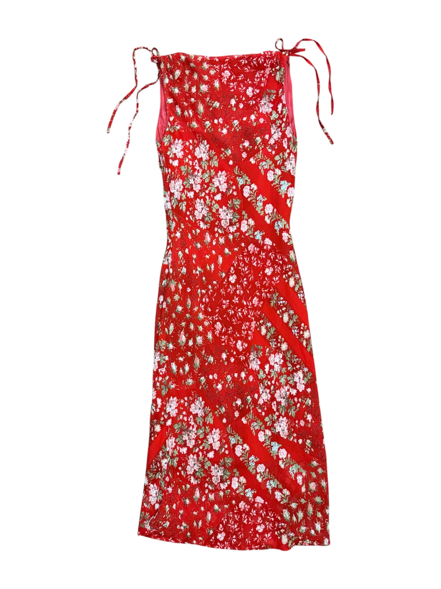 Mazette Vintage Club vous propose une robe vintage longue rouge à petites fleurs. Cette robe en taille 38 est une pièce parfaite pour la saison des mariages, anniversaires et cérémonies.
Mazette est une friperie basée sur Paris et Bordeaux qui vous propose une sélection Y2K et de vintage intemporel. Cette pièce est disponible exclusivement sur le site internet www.mazettevintageclub.com à l’occasion du second drop internet de la boutique.