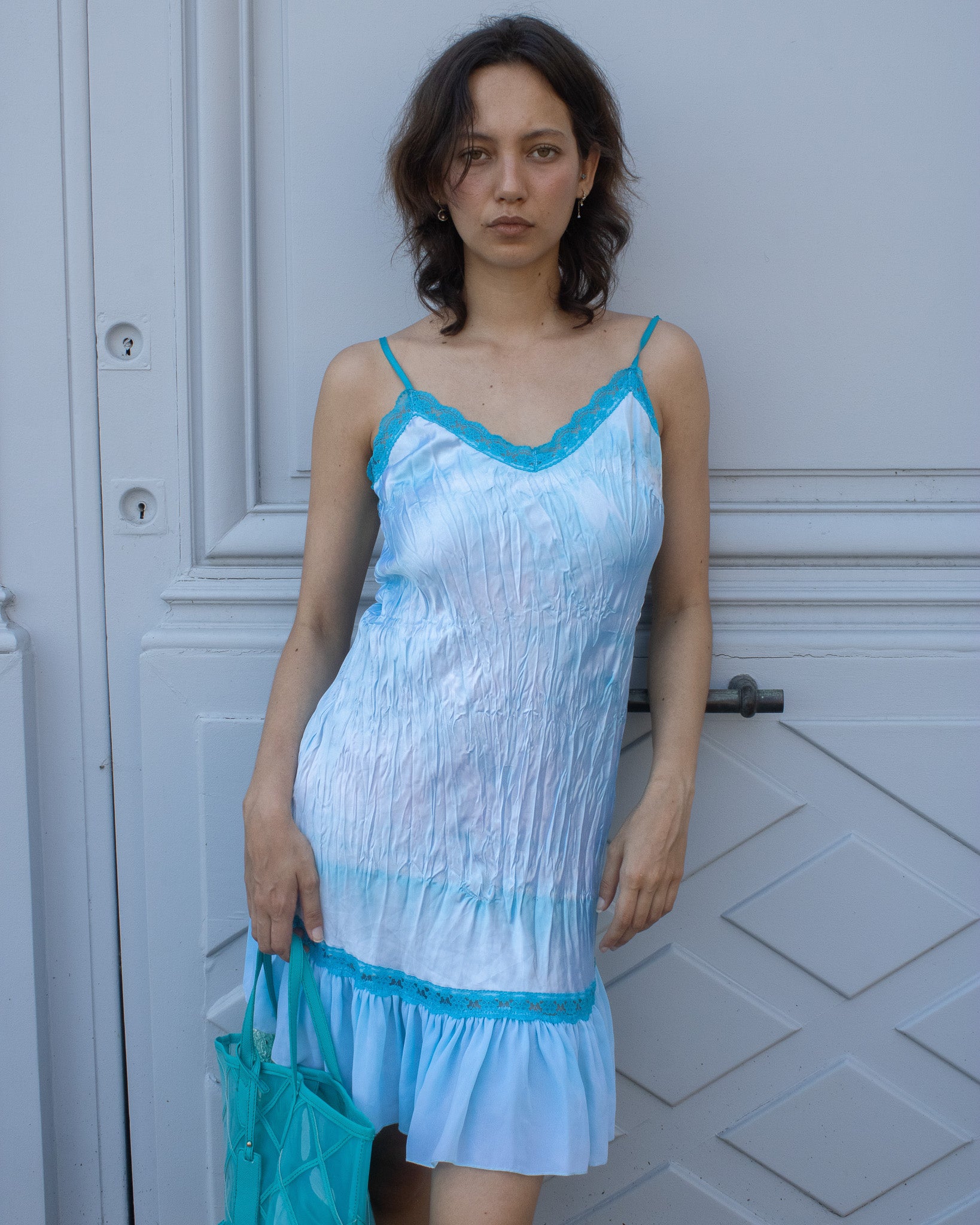 Mazette Vintage Club vous propose une robe tie die bleu vintage Made In France "mermaid core".
Mazette est une friperie basée sur Paris et Bordeaux qui vous propose une sélection Y2K et de vintage intemporel. Cette pièce est disponible sur le site internet www.mazettevintageclub.com mais également à la friperie bordelaise Canaille Vintage située au 39 rue des Bahutiers dans le quartier Saint-Pierre, à l’occasion de la sortie de la collection Jelly qui se fait en collaboration avec les deux marques.