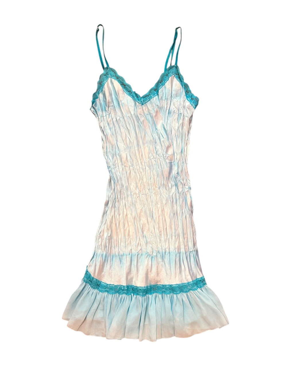 Mazette Vintage Club vous propose une robe tie die bleu vintage Made In France "mermaid core".
Mazette est une friperie basée sur Paris et Bordeaux qui vous propose une sélection Y2K et de vintage intemporel. Cette pièce est disponible sur le site internet www.mazettevintageclub.com mais également à la friperie bordelaise Canaille Vintage située au 39 rue des Bahutiers dans le quartier Saint-Pierre, à l’occasion de la sortie de la collection Jelly qui se fait en collaboration avec les deux marques.